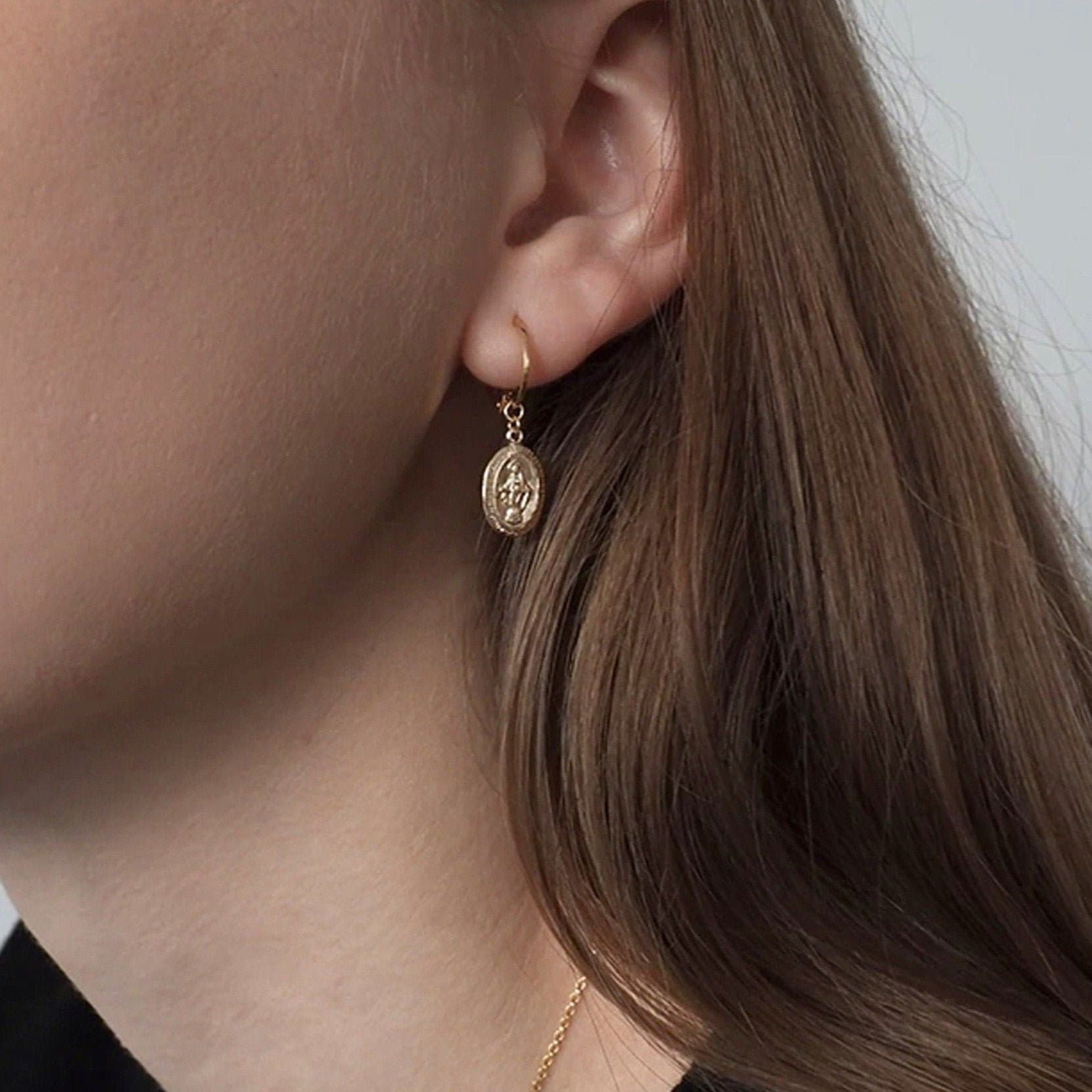 Petites Boucles d’oreilles Créoles Or pendants Médaille Miraculeuse