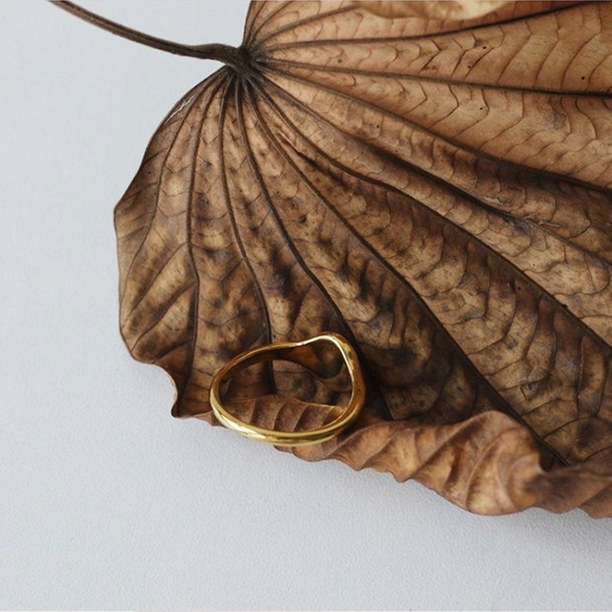 Dainty Gold Rond Ray of Sunshine Signet Ring with Boho Look