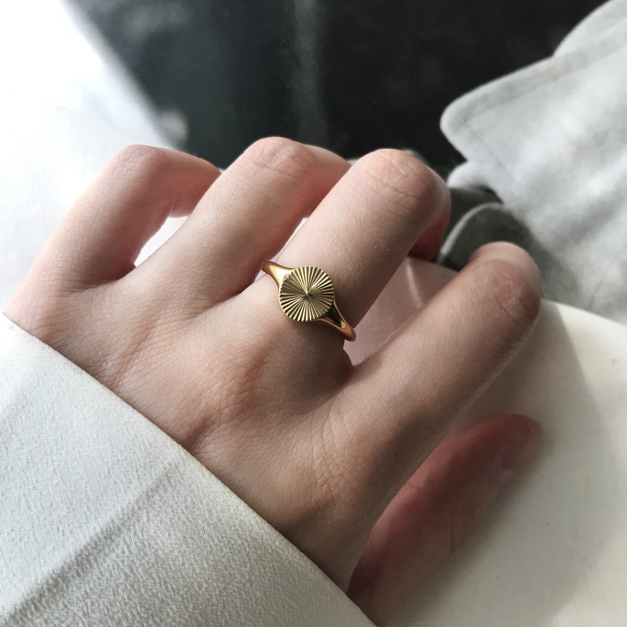 Dainty Gold Rond Ray of Sunshine Signet Ring with Boho Look