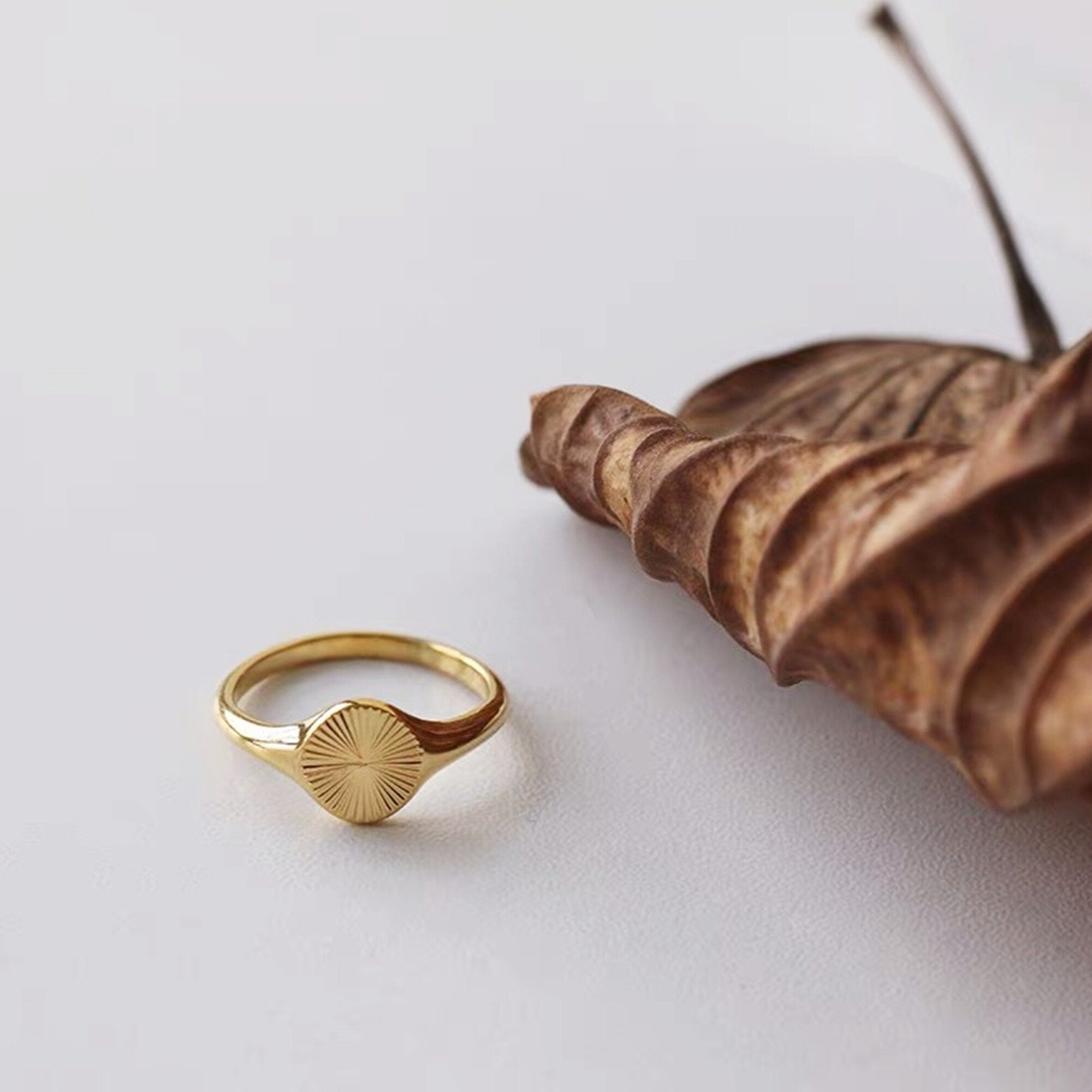 Dainty Gold Rond Ray of Sunshine Signet Ring with Boho Look
