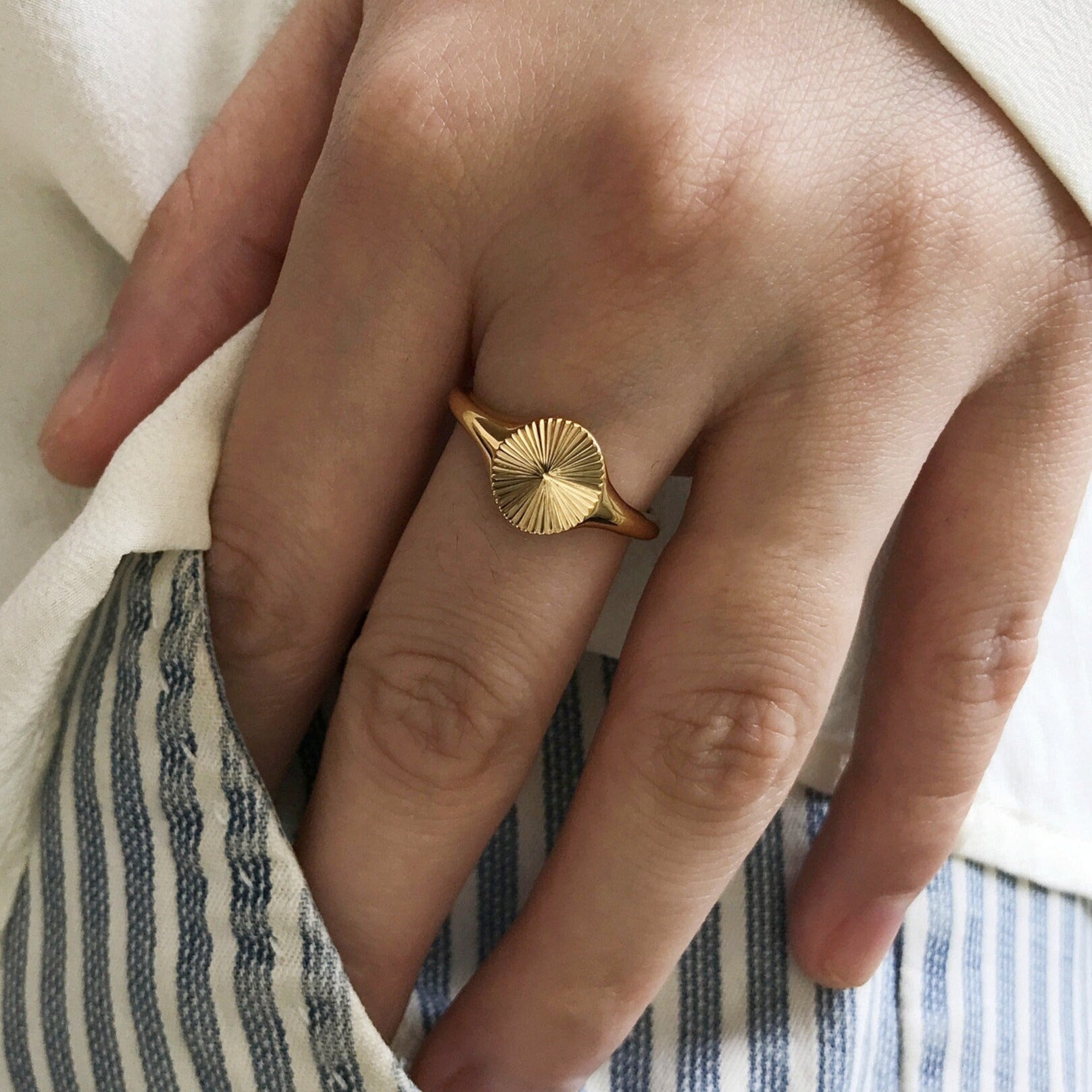 Dainty Gold Rond Ray of Sunshine Signet Ring with Boho Look