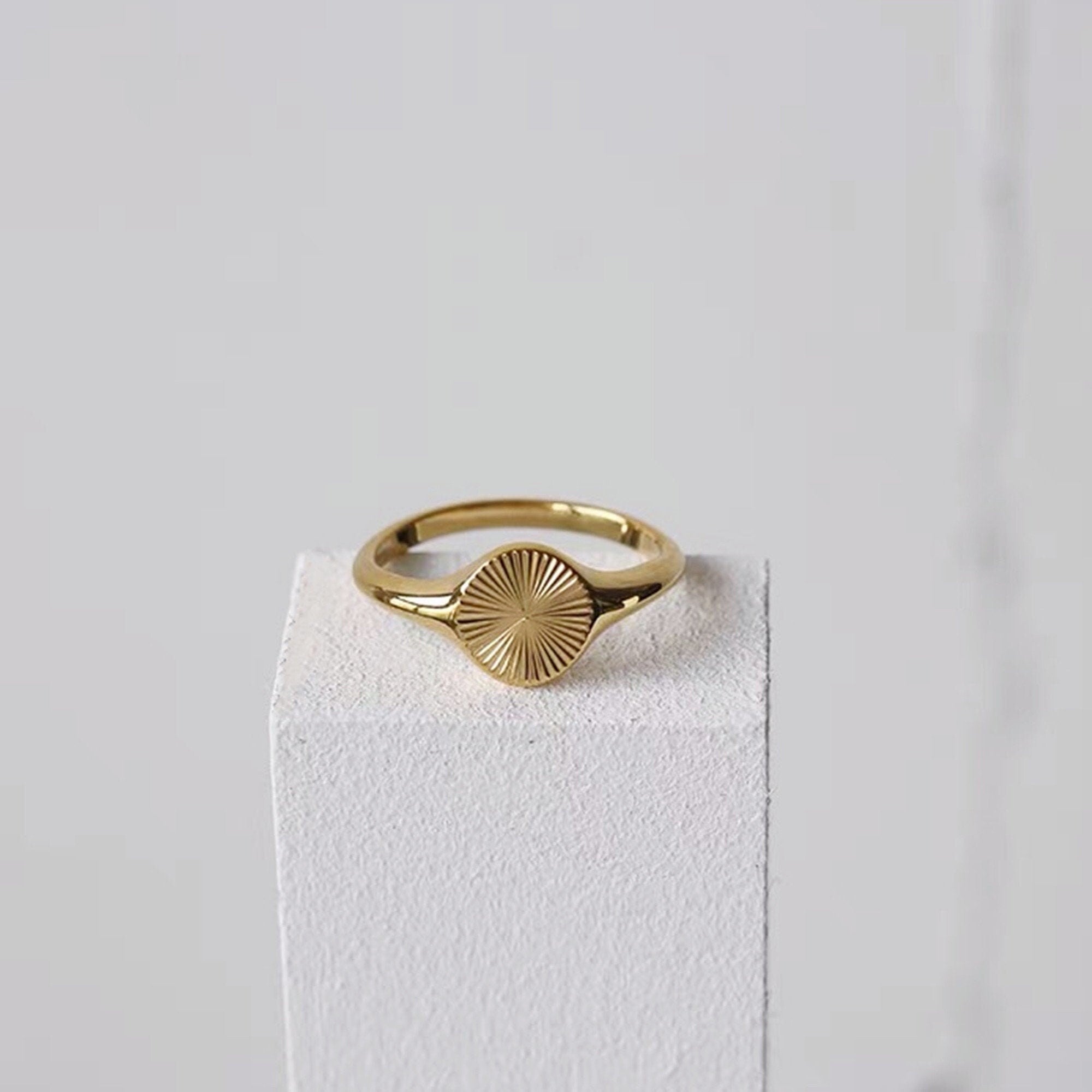 Dainty Gold Rond Ray of Sunshine Signet Ring with Boho Look