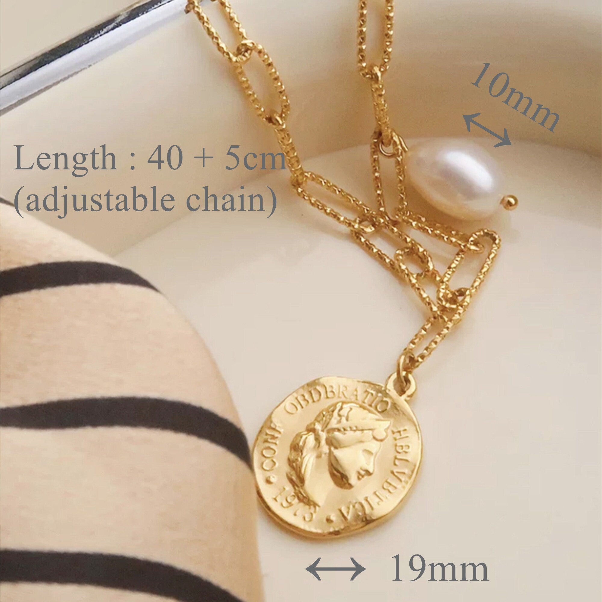 Collier Pendentif Médaillon Monnaie Antique Plaqué or avec Perle Baroque Blanche Style Bohème