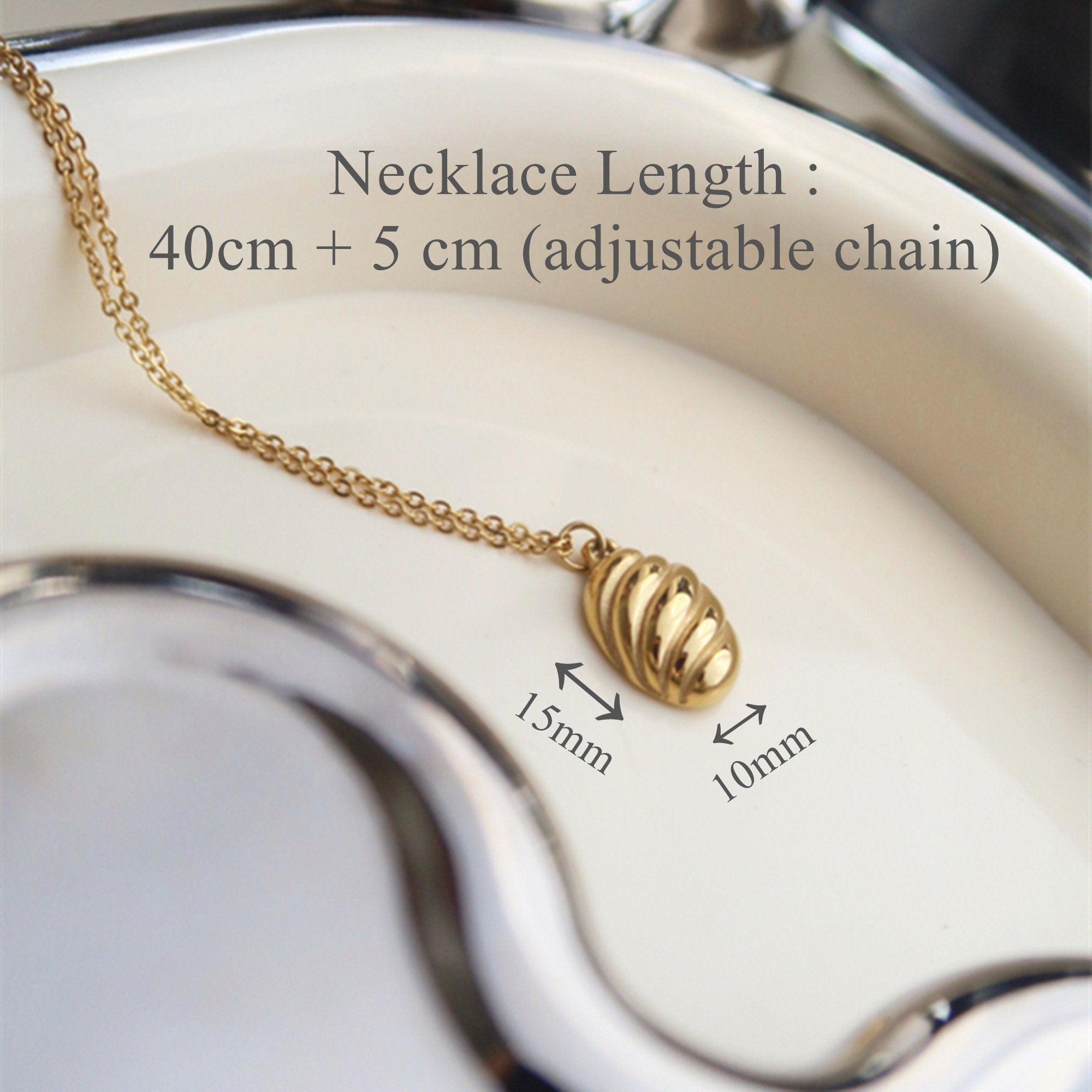 Dainty Gold Shell Shaped Medallion Pendant Layering Necklace