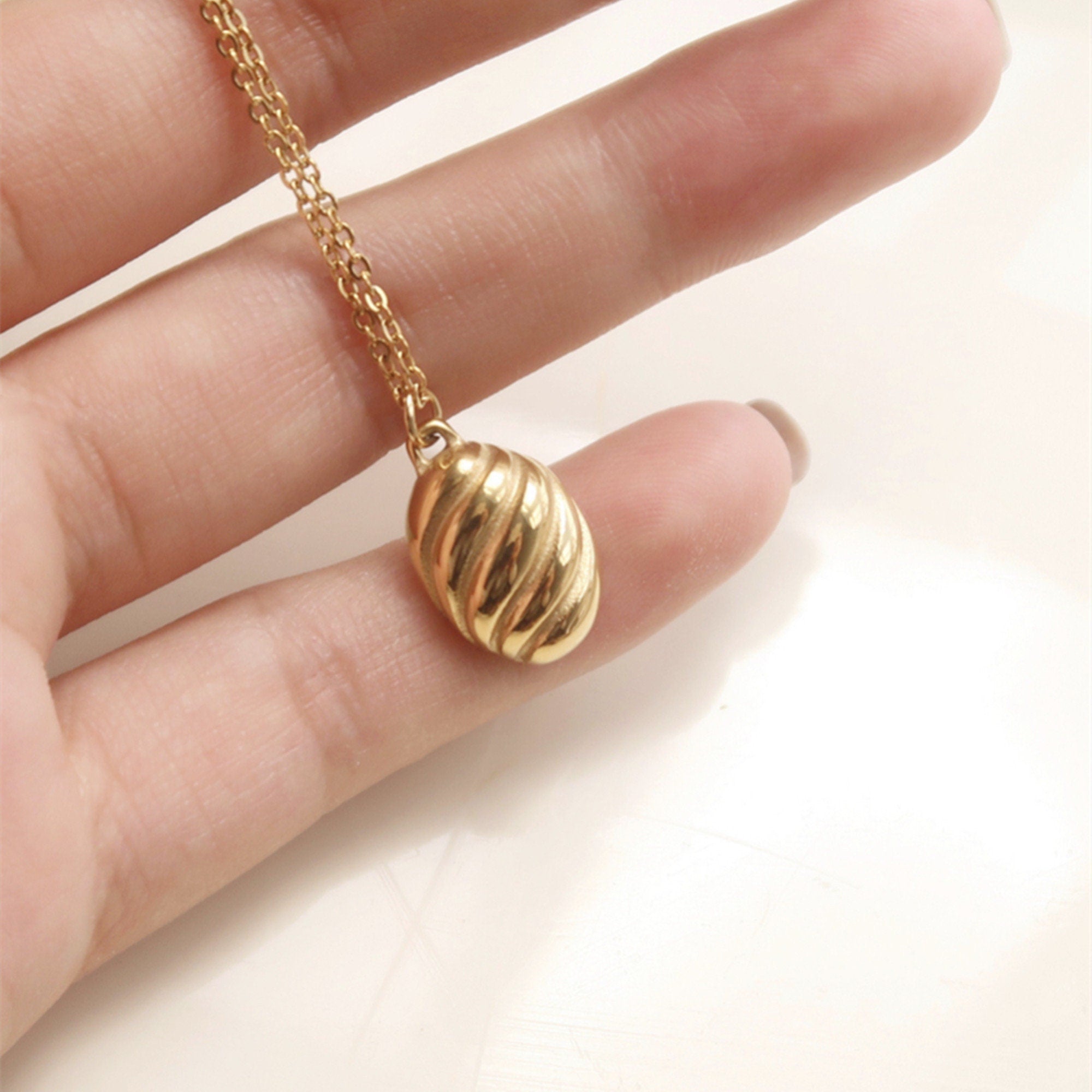 Dainty Gold Shell Shaped Medallion Pendant Layering Necklace
