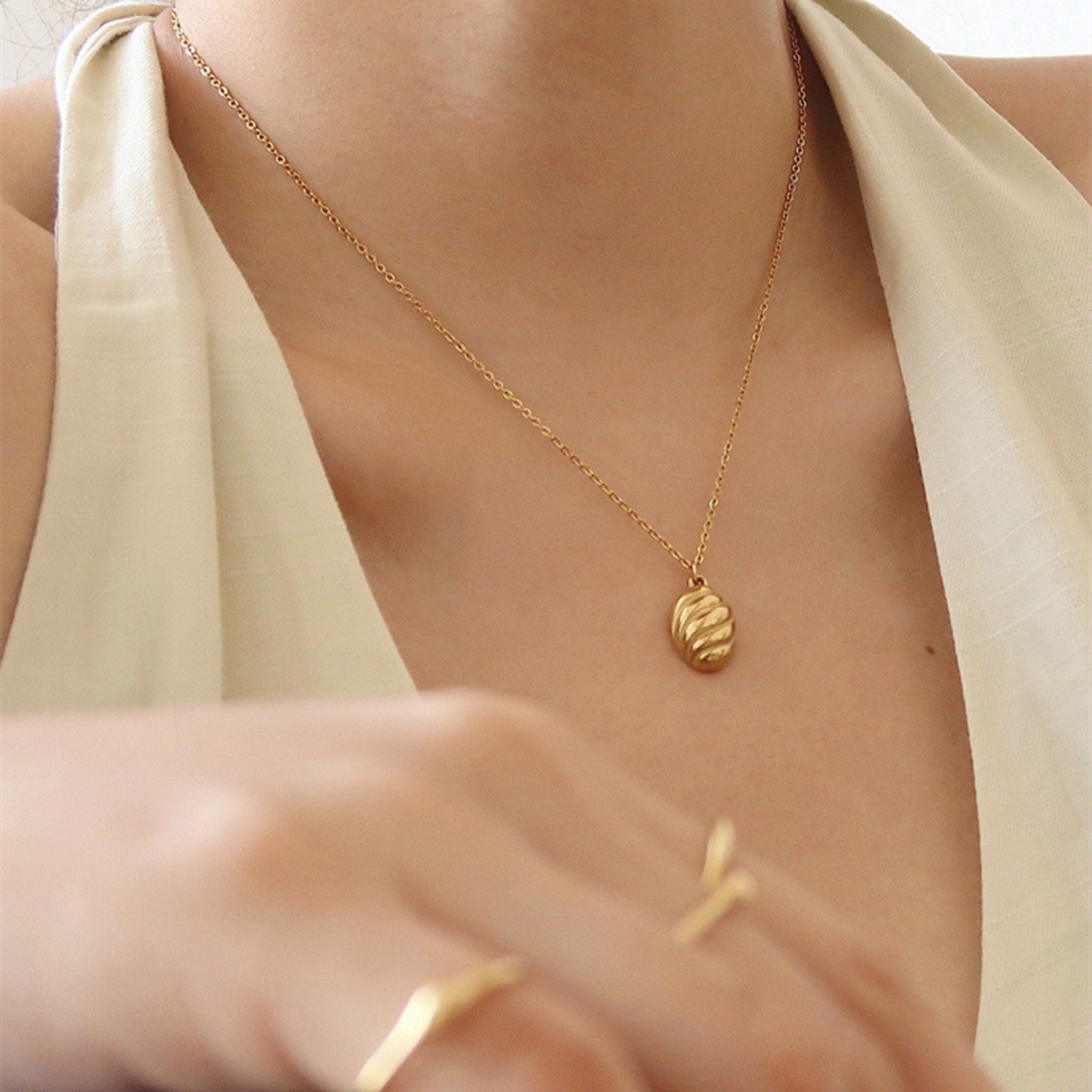 Dainty Gold Shell Shaped Medallion Pendant Layering Necklace