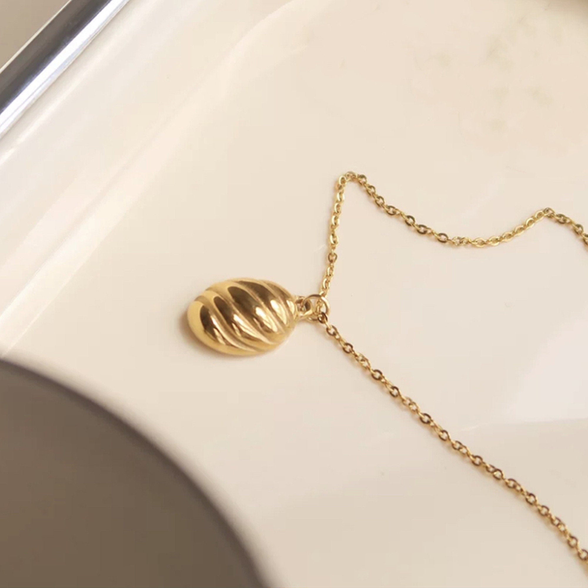 Dainty Gold Shell Shaped Medallion Pendant Layering Necklace