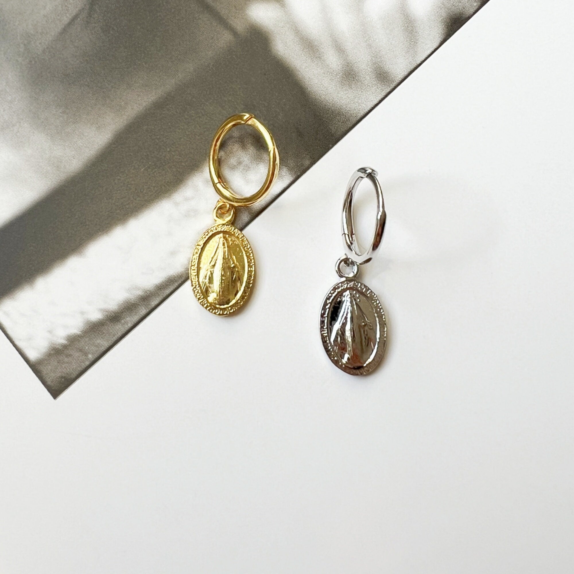 Petites Boucles d’oreilles Créoles Or pendants Médaille Miraculeuse