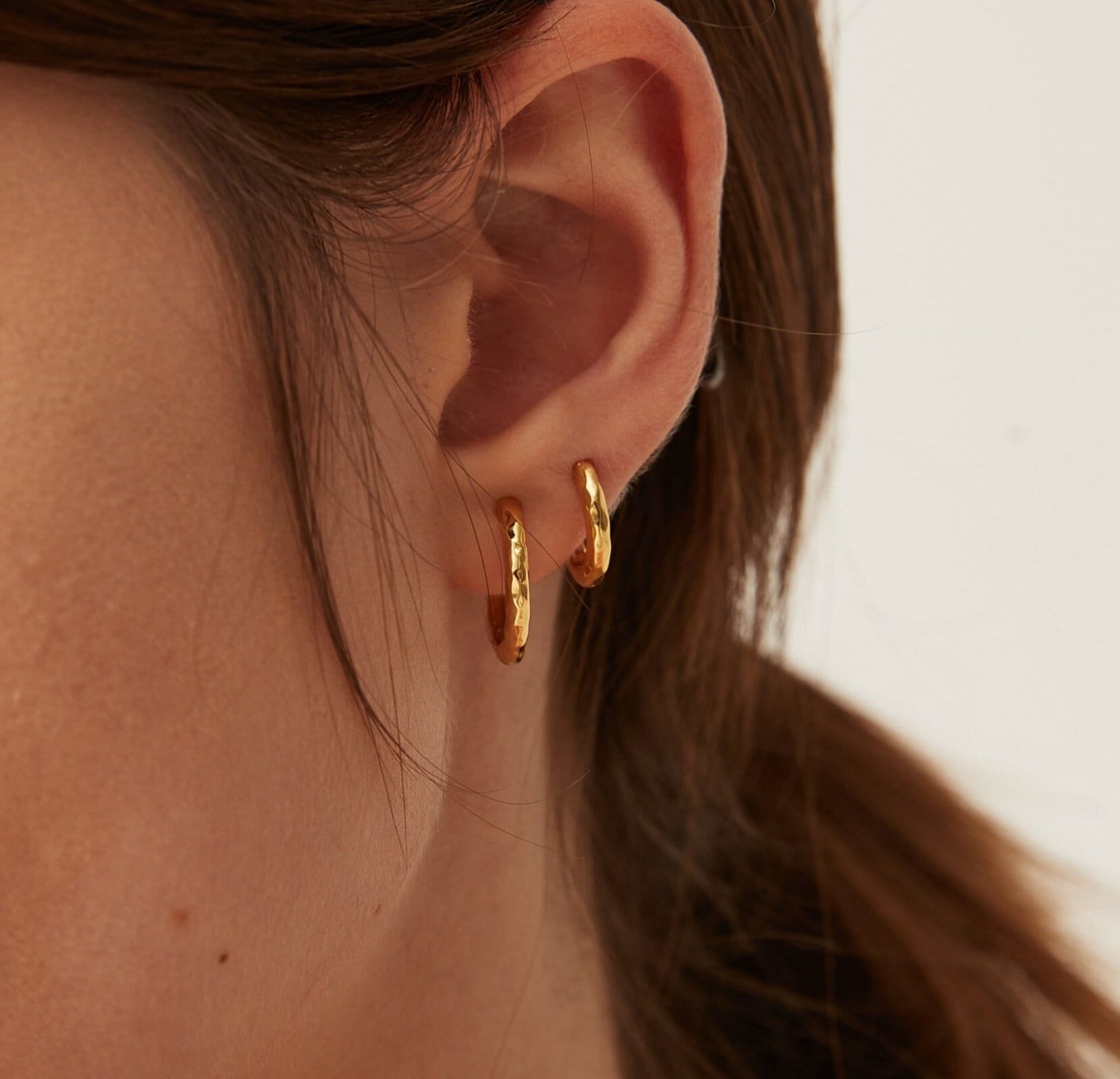 Boucles d’oreilles Créoles Rondes Martelées Plaqué Or et Argent