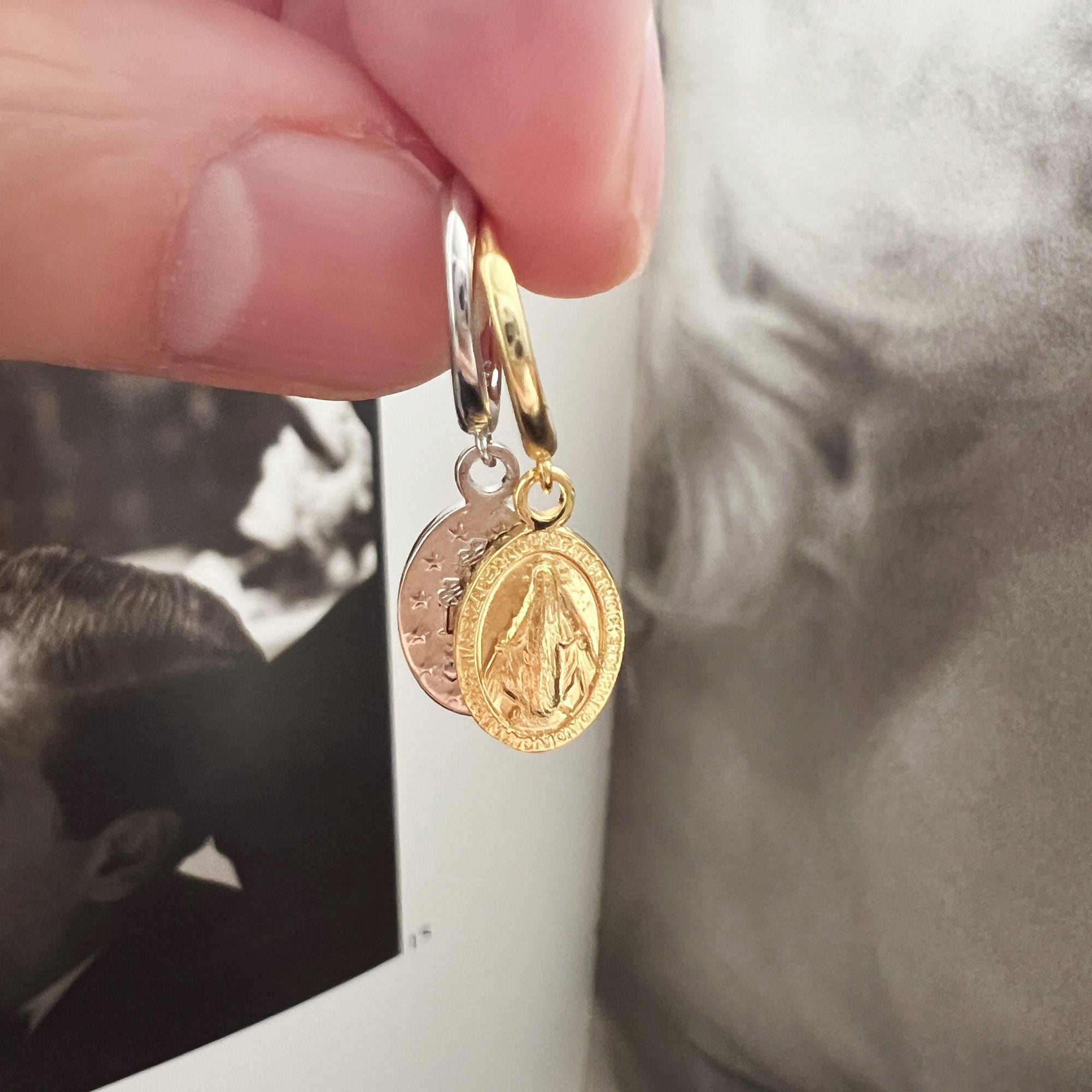 Petites Boucles d’oreilles Créoles Or pendants Médaille Miraculeuse