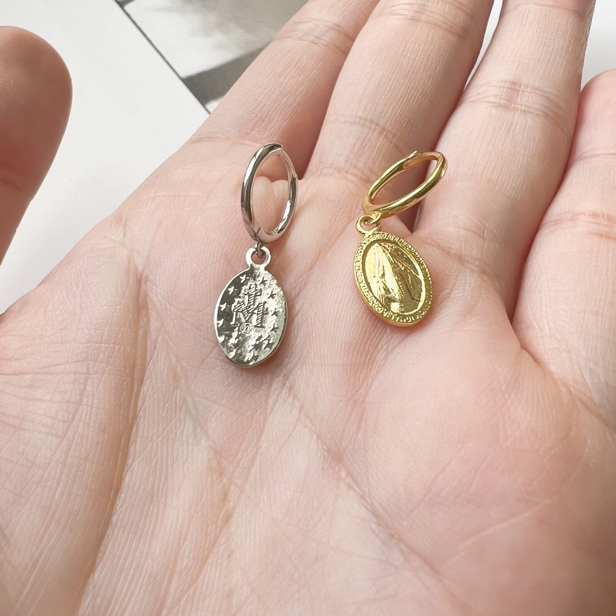 Petites Boucles d’oreilles Créoles Or pendants Médaille Miraculeuse