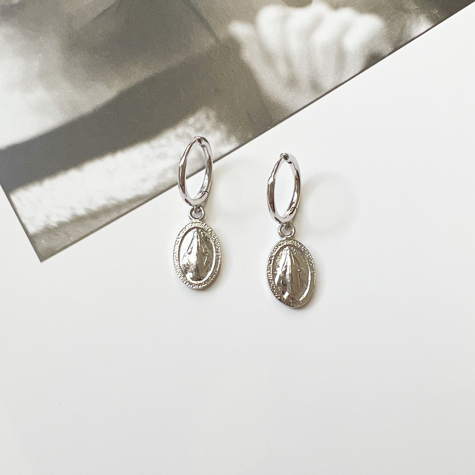 Petites Boucles d’oreilles Créoles Or pendants Médaille Miraculeuse