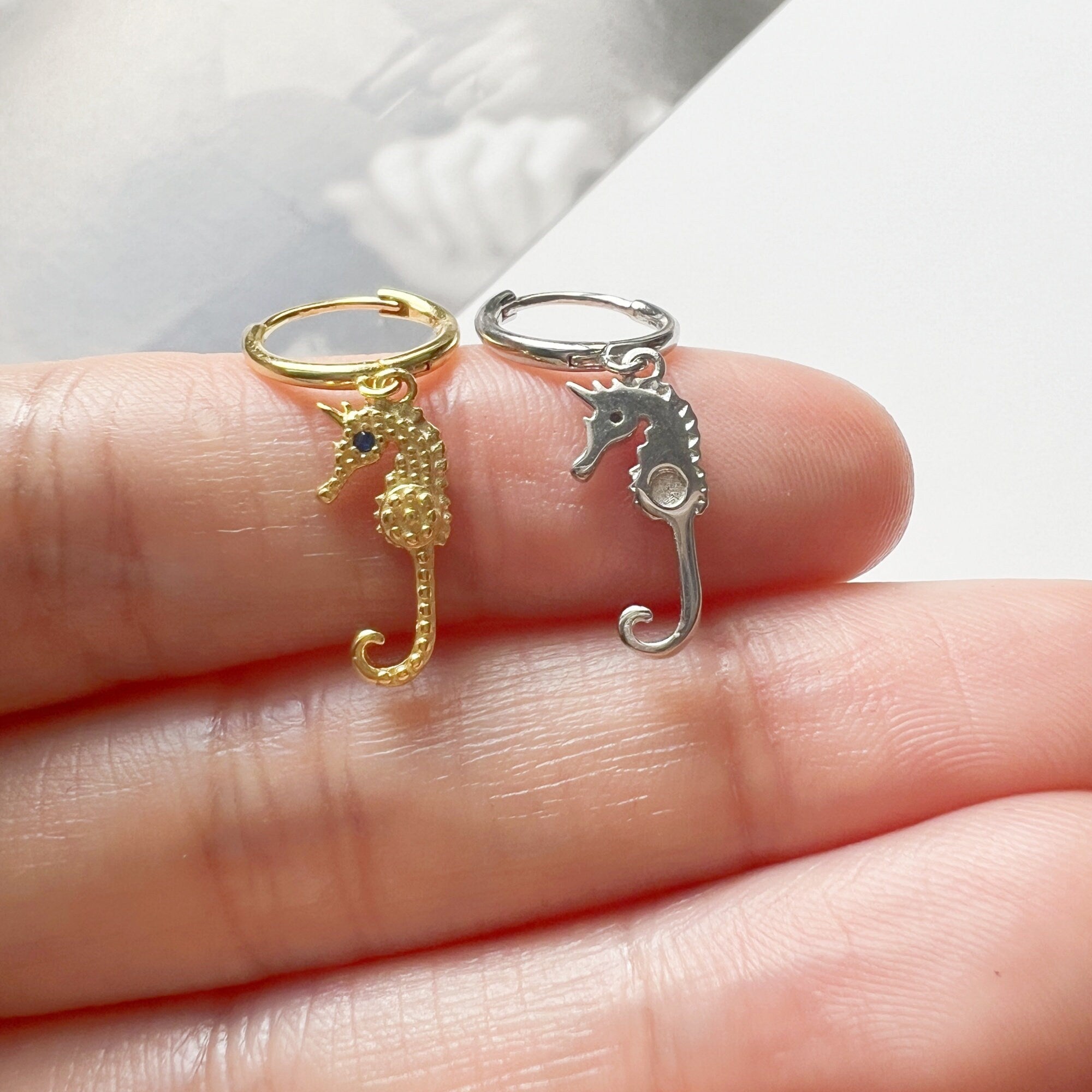 Petites Boucles d’oreilles Mini Créoles Hippocampe avec Zircons Plaqué Or et Argent style Bohème