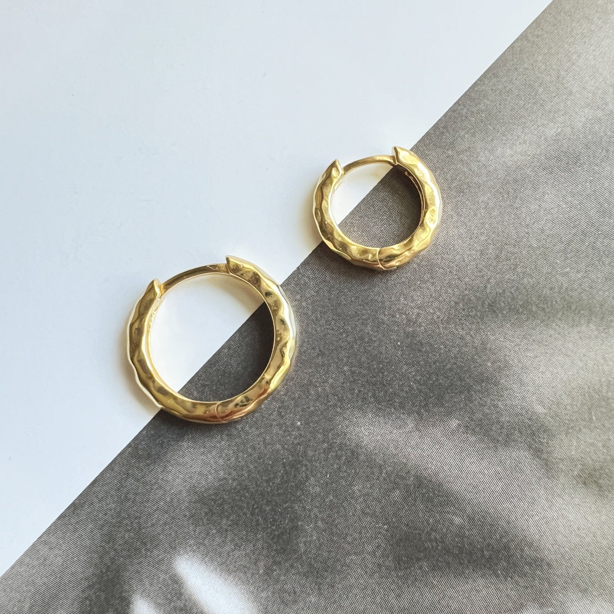 Boucles d’oreilles Créoles Rondes Martelées Plaqué Or et Argent