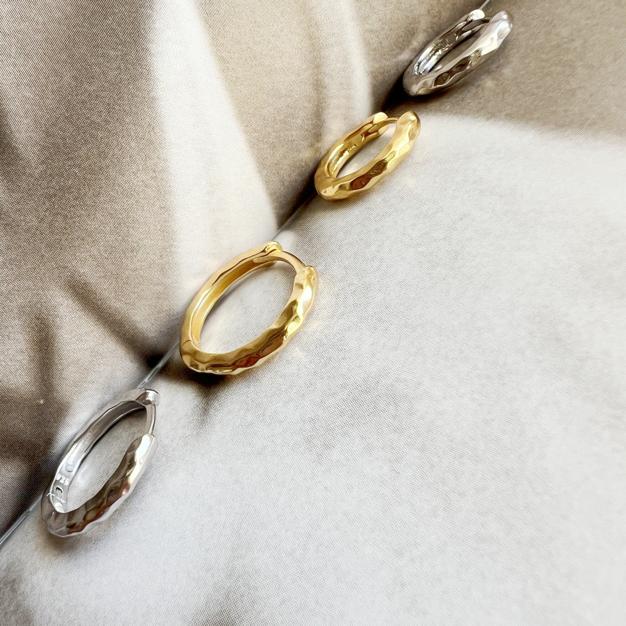 Boucles d’oreilles Créoles Rondes Martelées Plaqué Or et Argent