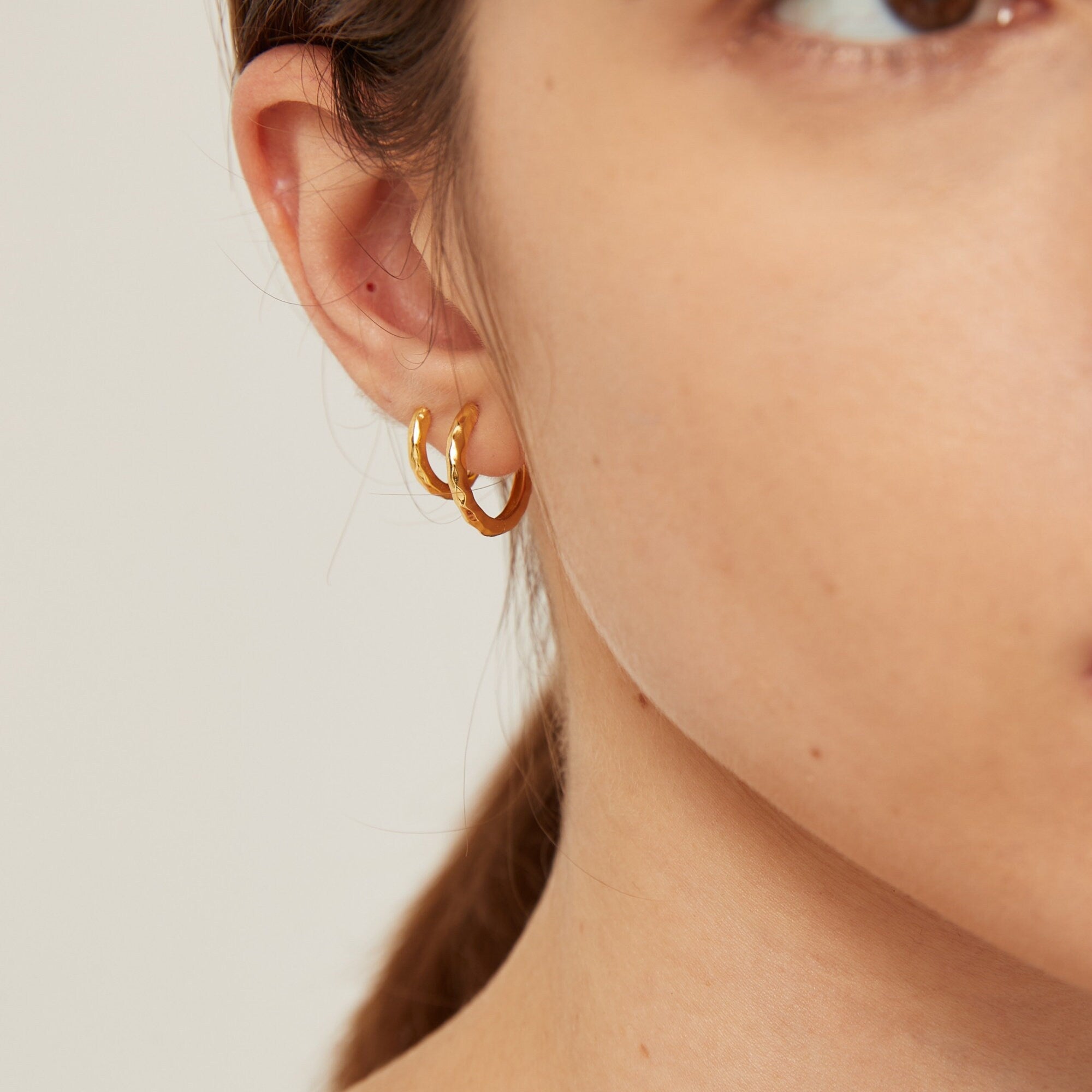 Boucles d’oreilles Créoles Rondes Martelées Plaqué Or et Argent