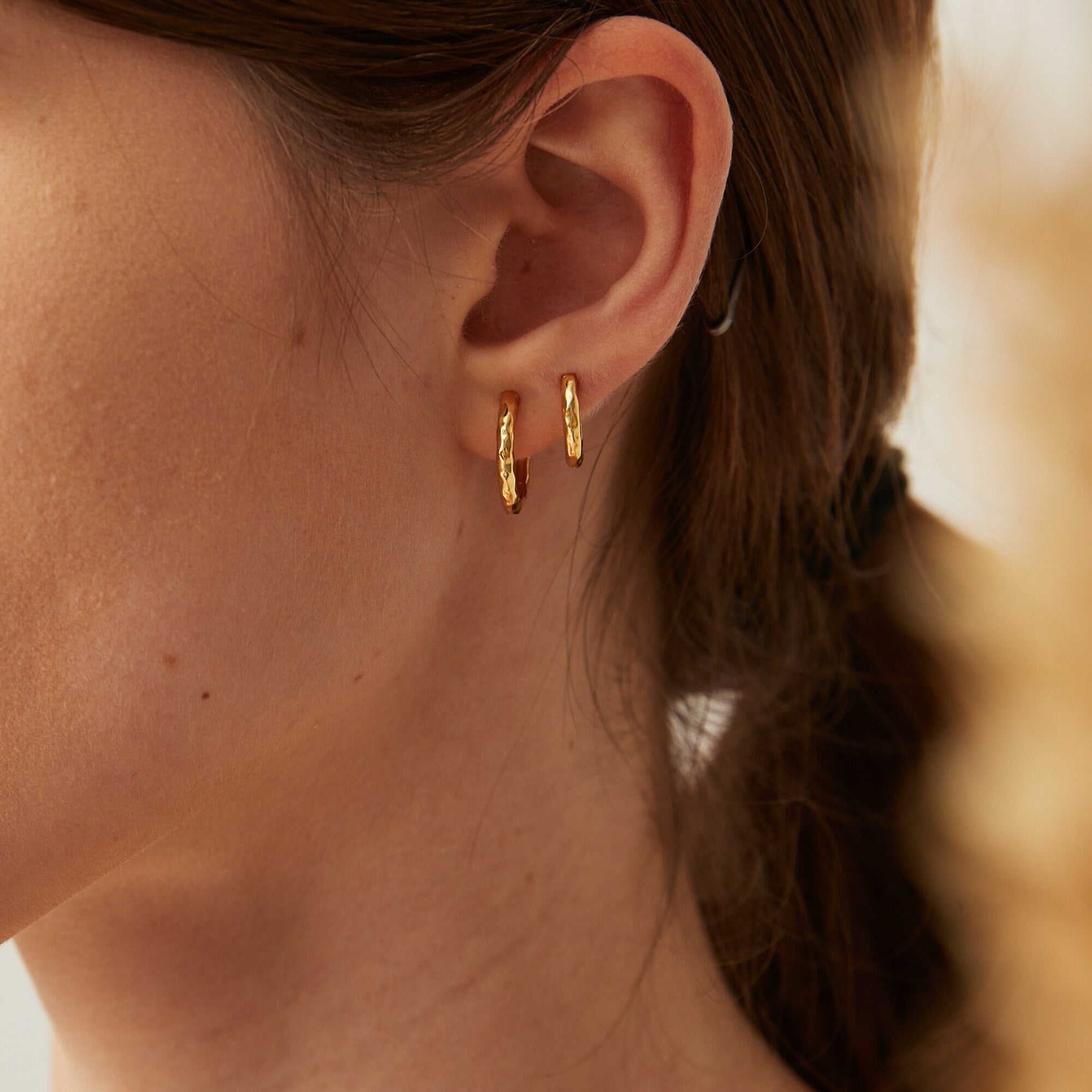 Boucles d’oreilles Créoles Rondes Martelées Plaqué Or et Argent