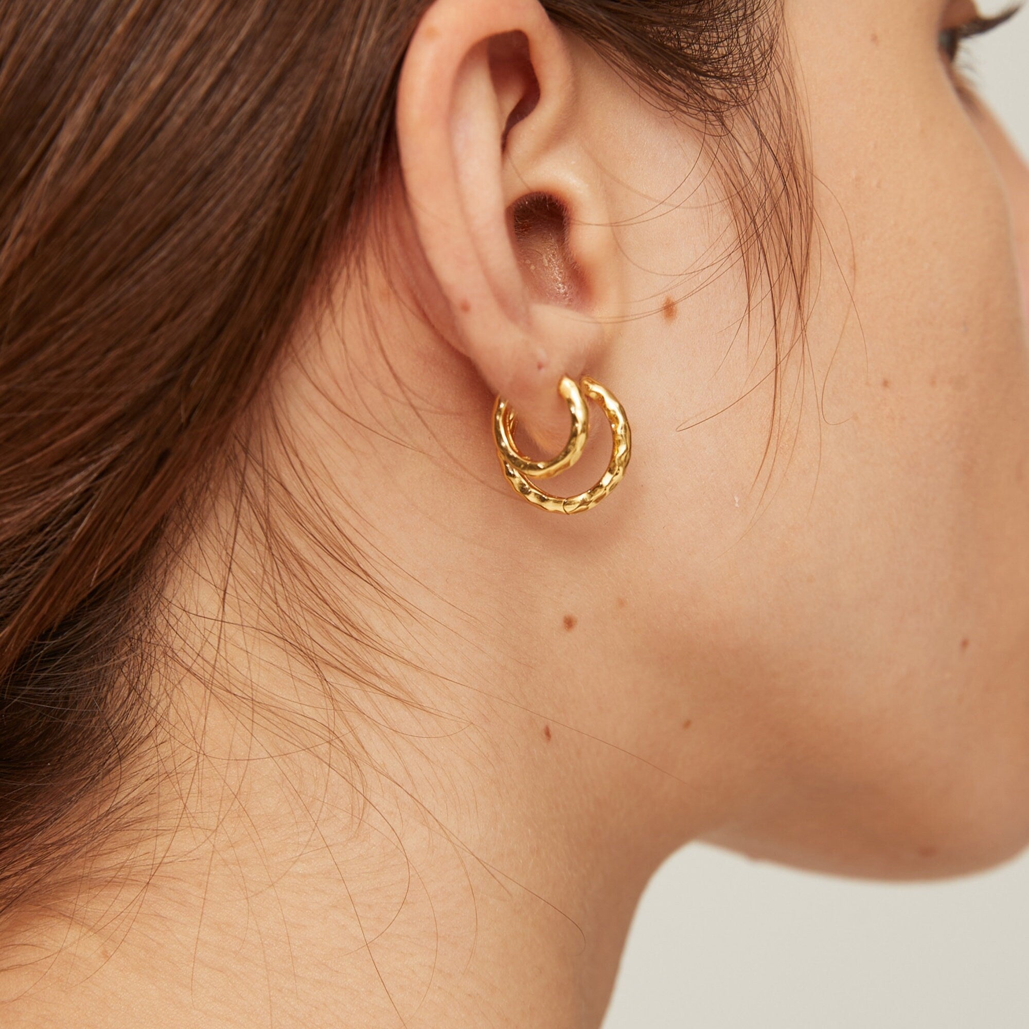 Boucles d’oreilles Créoles Rondes Martelées Plaqué Or et Argent