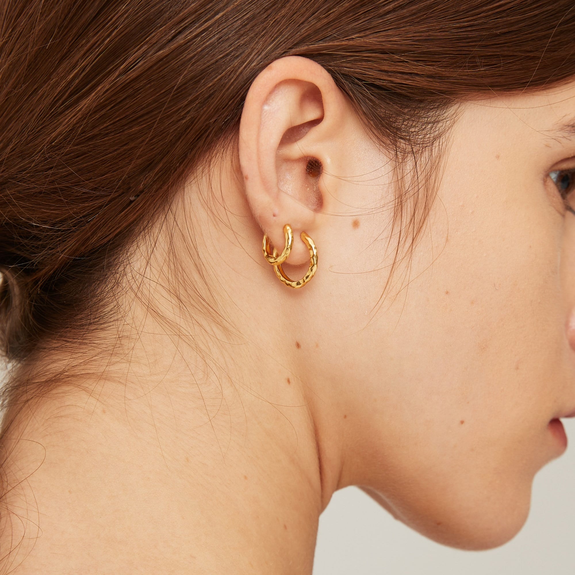 Boucles d’oreilles Créoles Rondes Martelées Plaqué Or et Argent