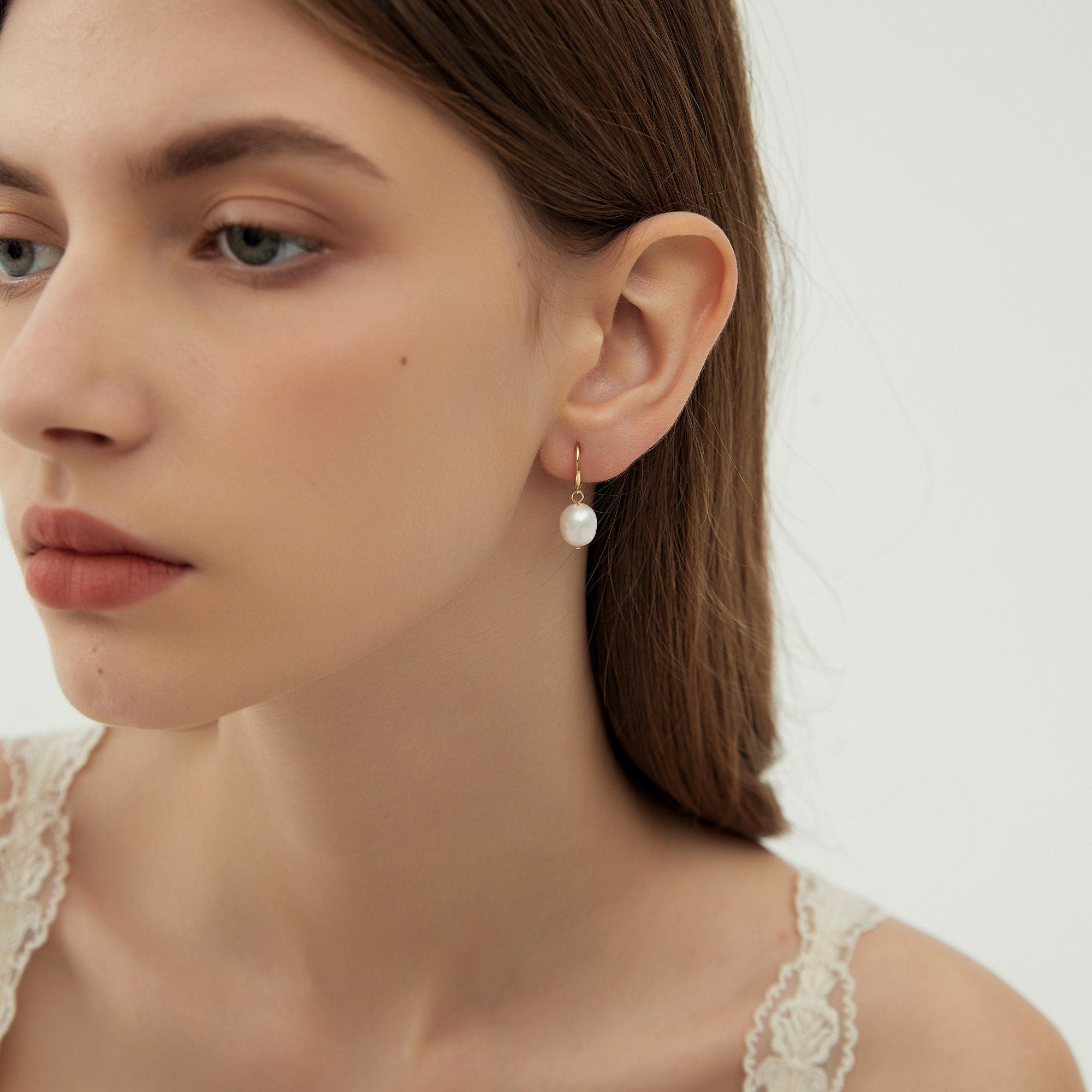 Boucles d’oreilles Mini Créoles pendantes Or avec perles de culture style boho, bijou mariage, cadeau de Saint-Valentin pour elle