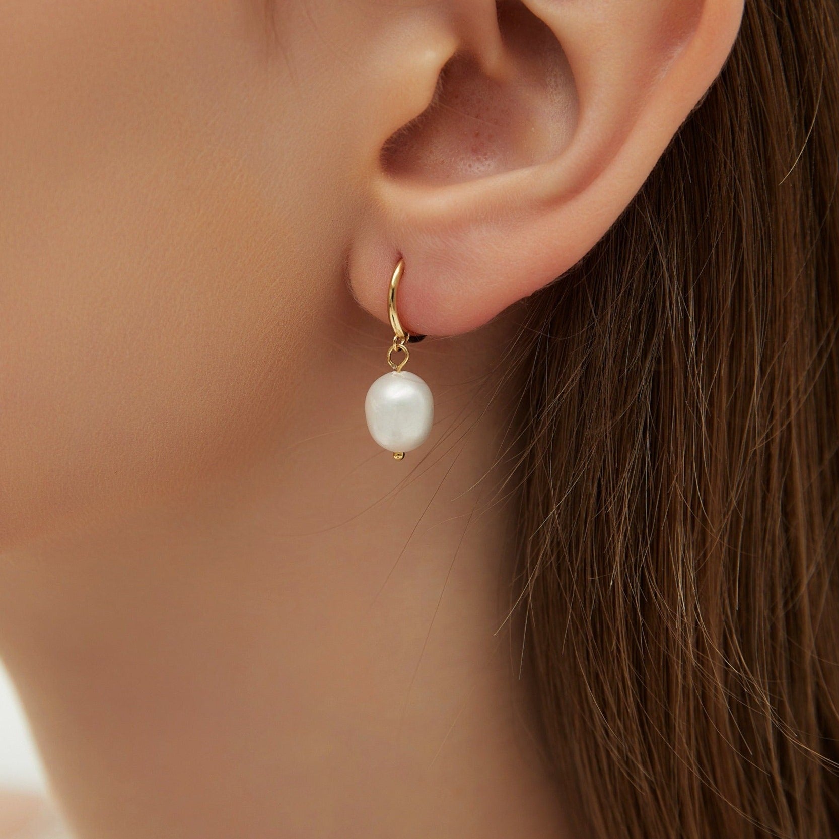 Boucles d’oreilles Mini Créoles pendantes Or avec perles de culture style boho, bijou mariage, cadeau de Saint-Valentin pour elle