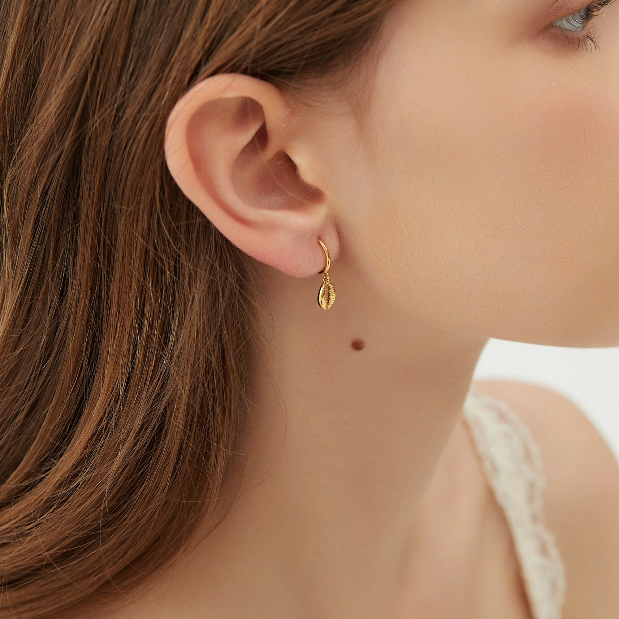 Petites Boucles d’oreilles Mini Créoles Plaqué Or Cauris coquillage style bohème, Mini Créoles Huggie Clou, Boucles Cadeau Fête des Mères