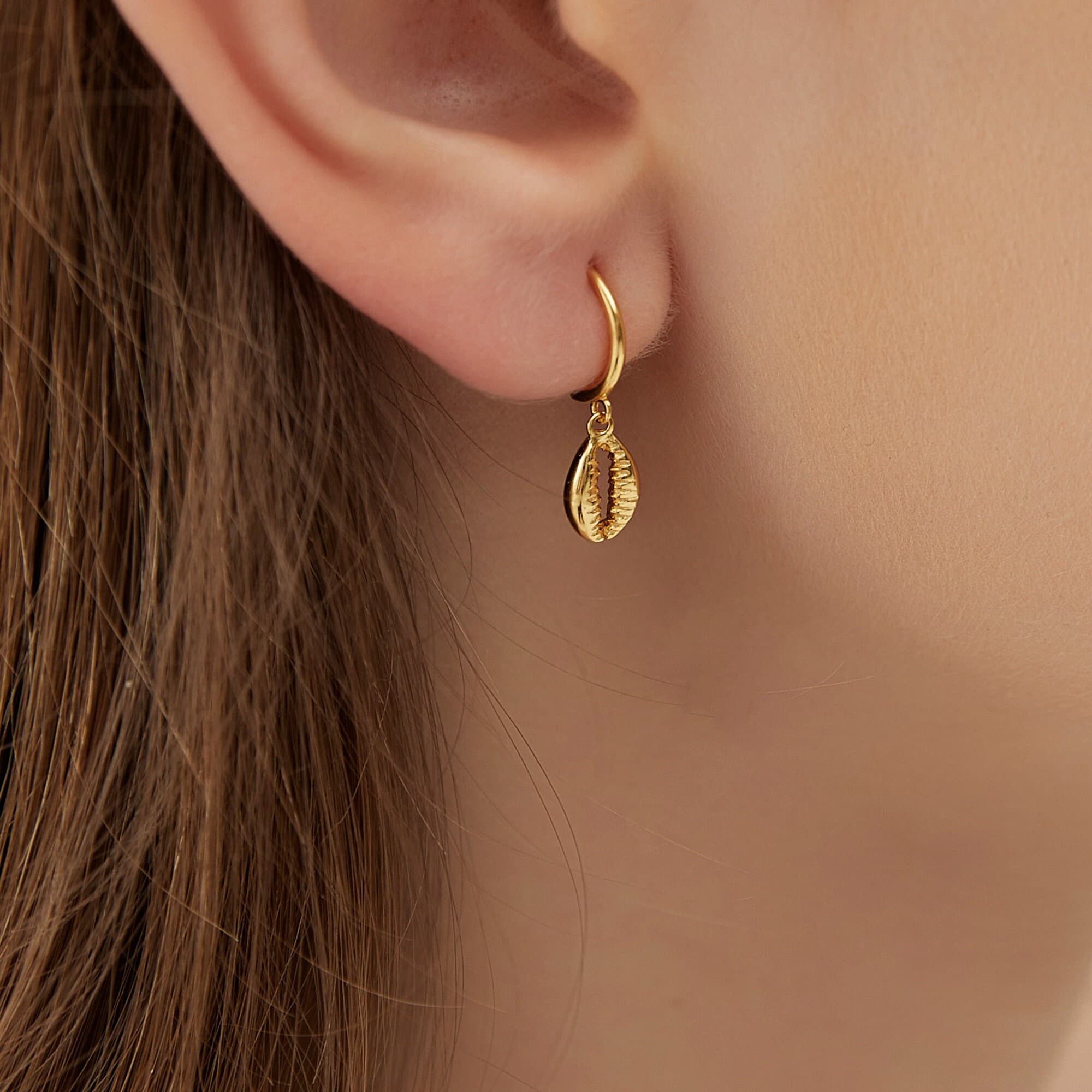 Petites Boucles d’oreilles Mini Créoles Plaqué Or Cauris coquillage style bohème, Mini Créoles Huggie Clou, Boucles Cadeau Fête des Mères