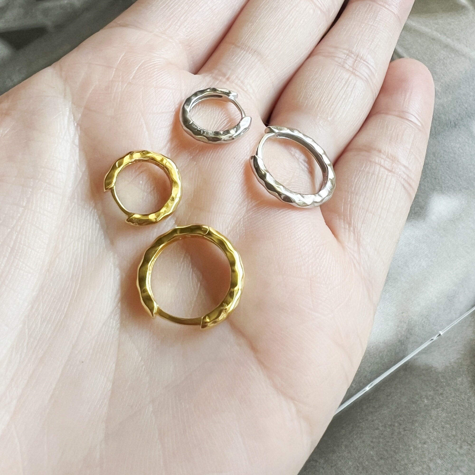 Boucles d’oreilles Créoles Rondes Martelées Plaqué Or et Argent