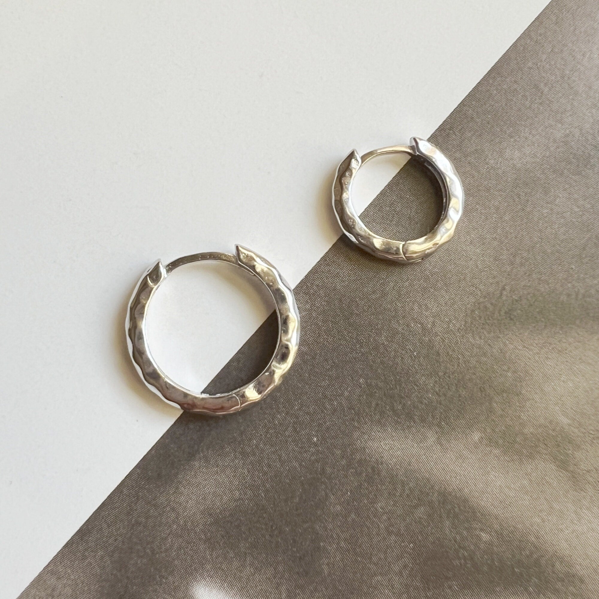 Boucles d’oreilles Créoles Rondes Martelées Plaqué Or et Argent