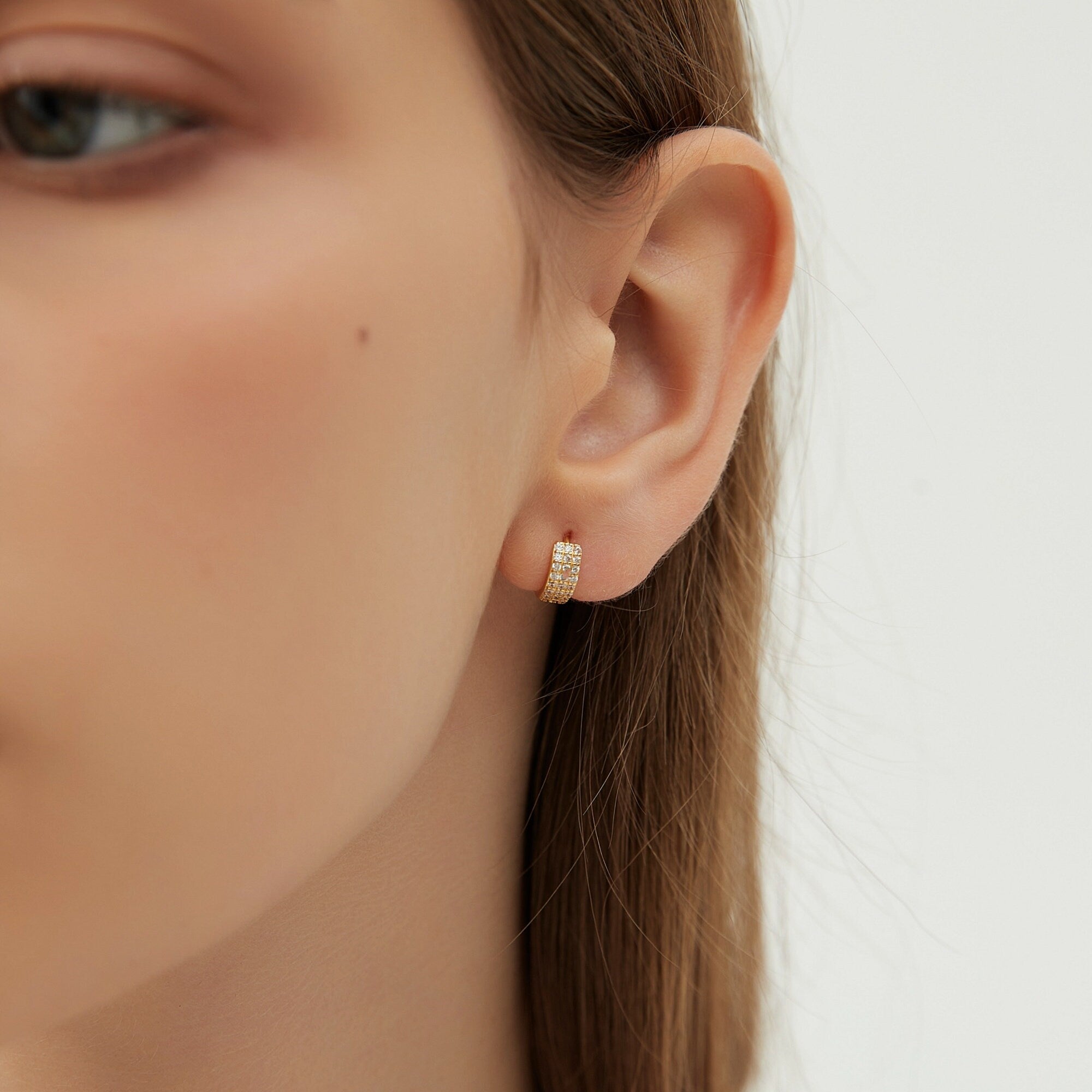 Boucles d’oreilles Huggie Minuscules Trois Rangs de Zircons Plaqué Or et Argent style Bohème