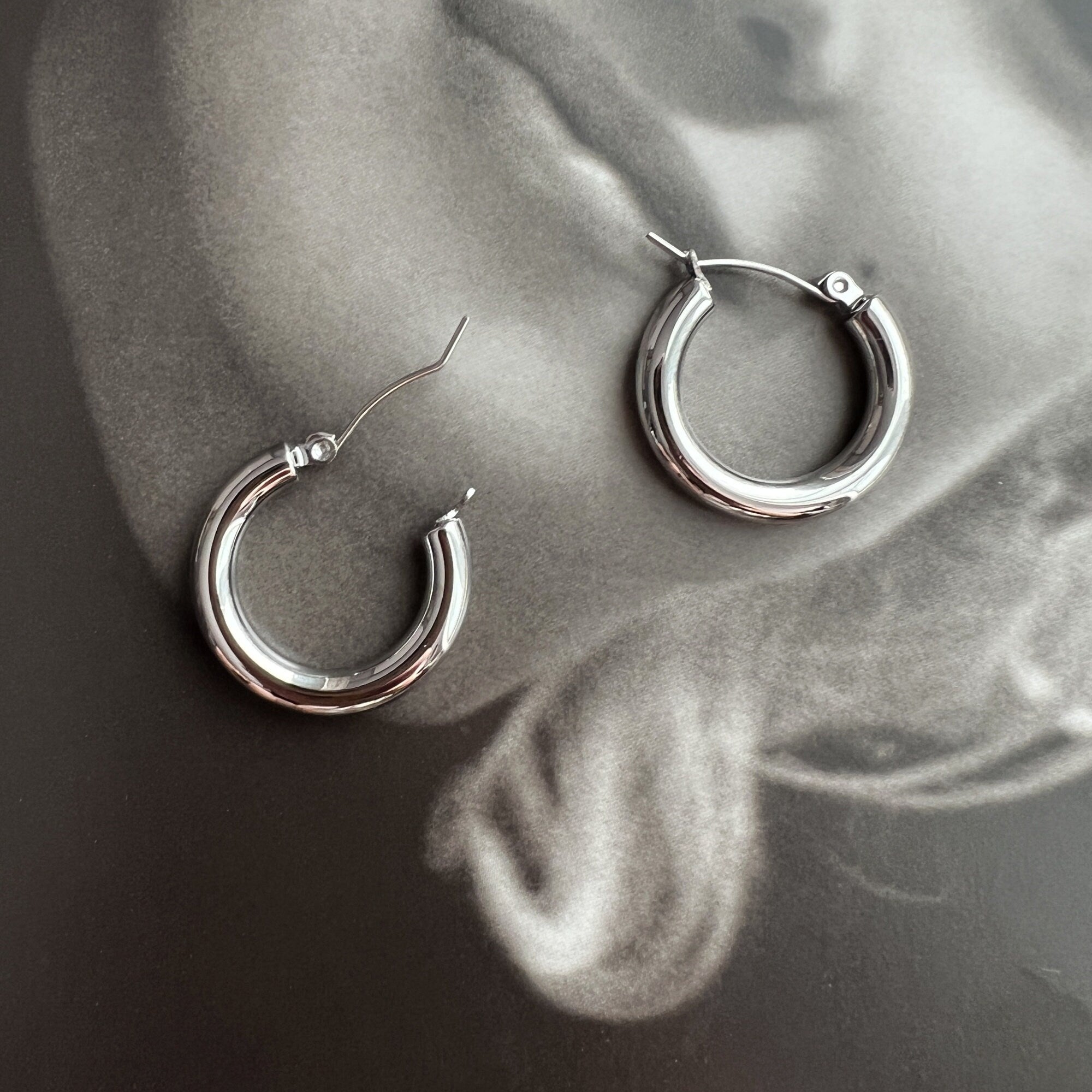 Boucles d’oreilles Créoles Epaisses et Simples Cercle Plaqué Or ou Argent style minimaliste, cadeau pour elle