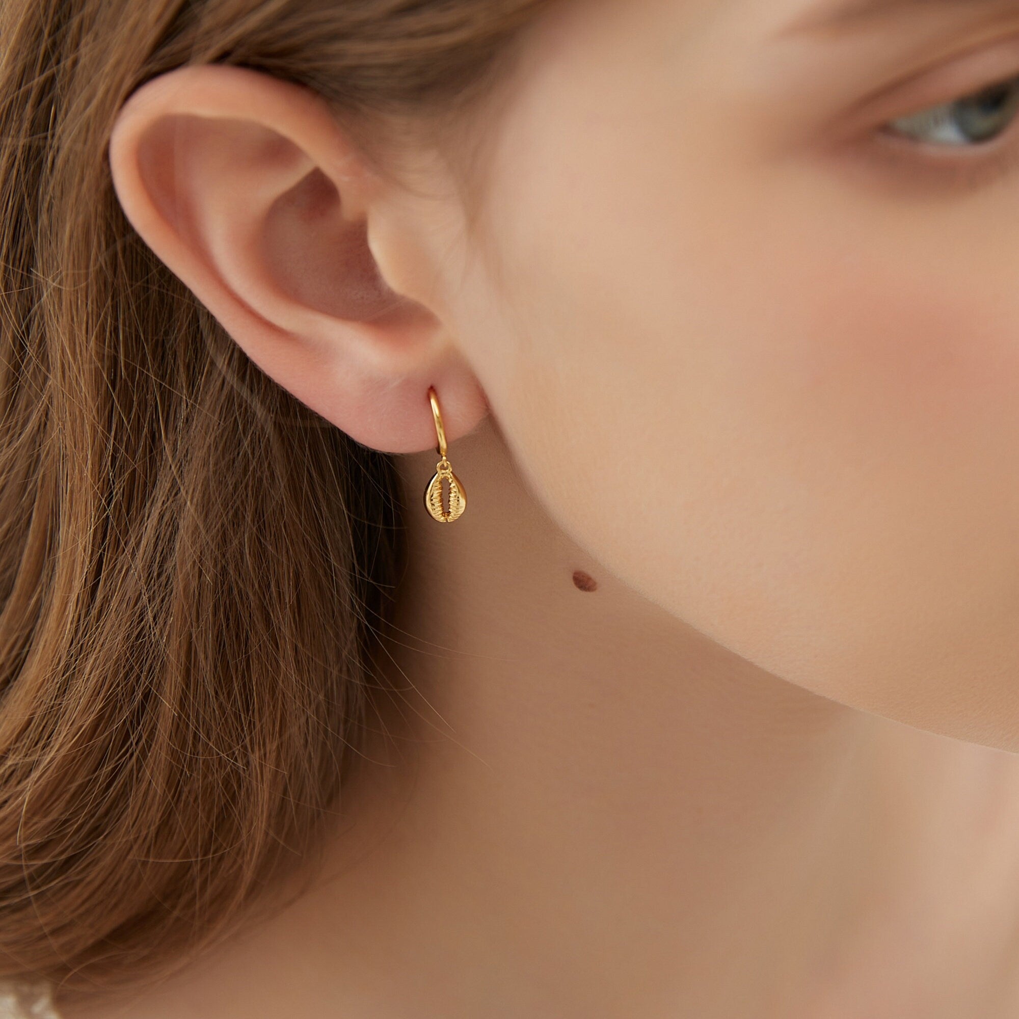 Petites Boucles d’oreilles Mini Créoles Plaqué Or Cauris coquillage style bohème, Mini Créoles Huggie Clou, Boucles Cadeau Fête des Mères