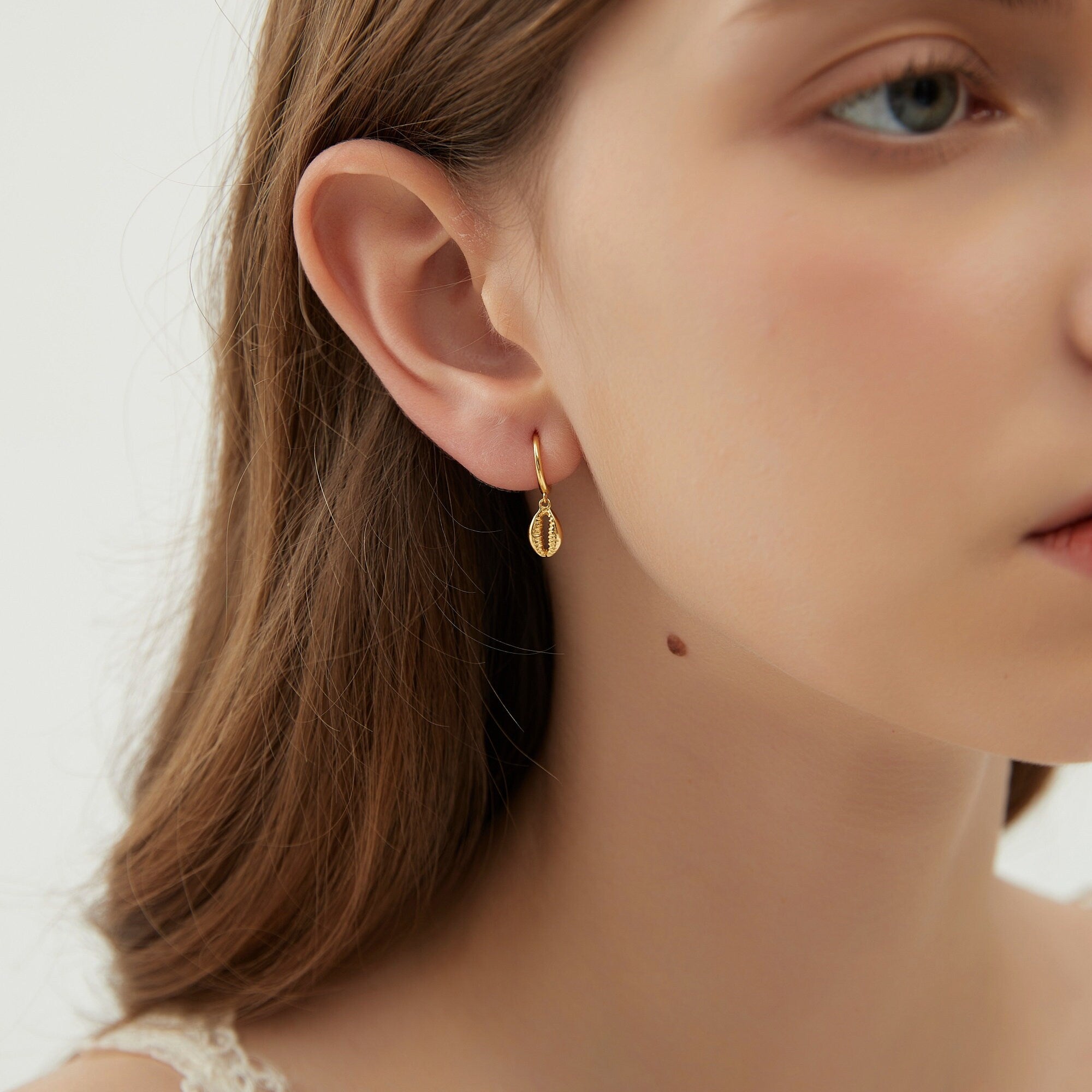 Petites Boucles d’oreilles Mini Créoles Plaqué Or Cauris coquillage style bohème, Mini Créoles Huggie Clou, Boucles Cadeau Fête des Mères