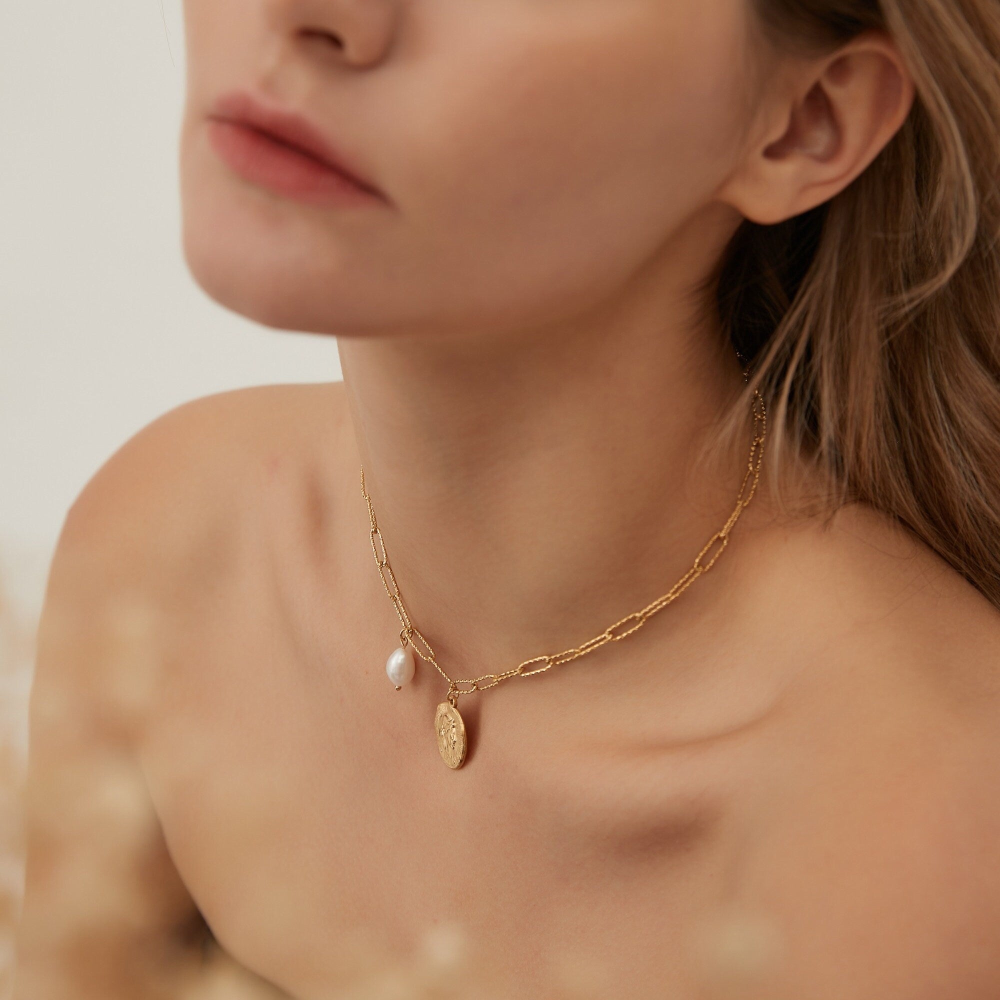 Collier Pendentif Médaillon Monnaie Antique Plaqué or avec Perle Baroque Blanche Style Bohème