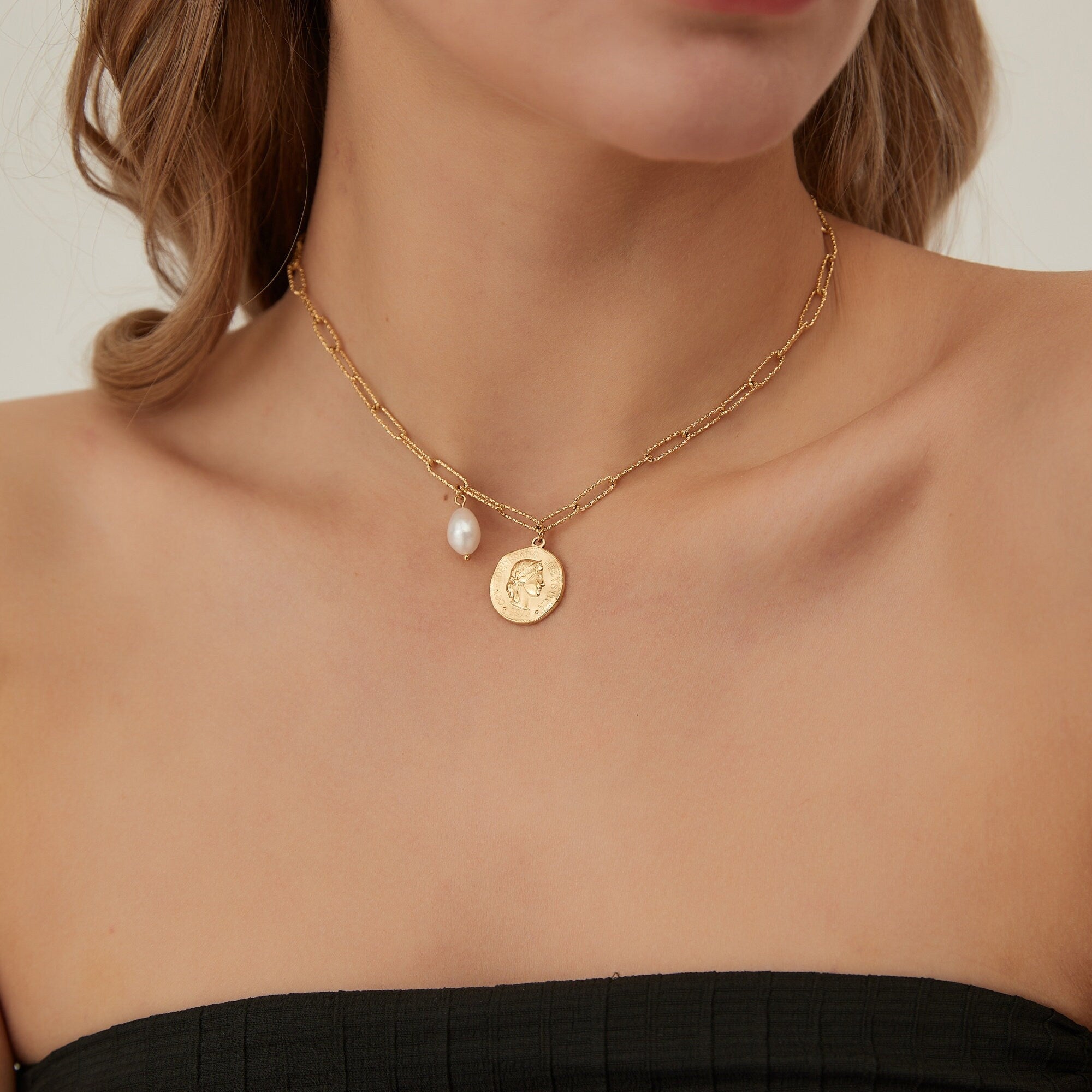 Collier Pendentif Médaillon Monnaie Antique Plaqué or avec Perle Baroque Blanche Style Bohème