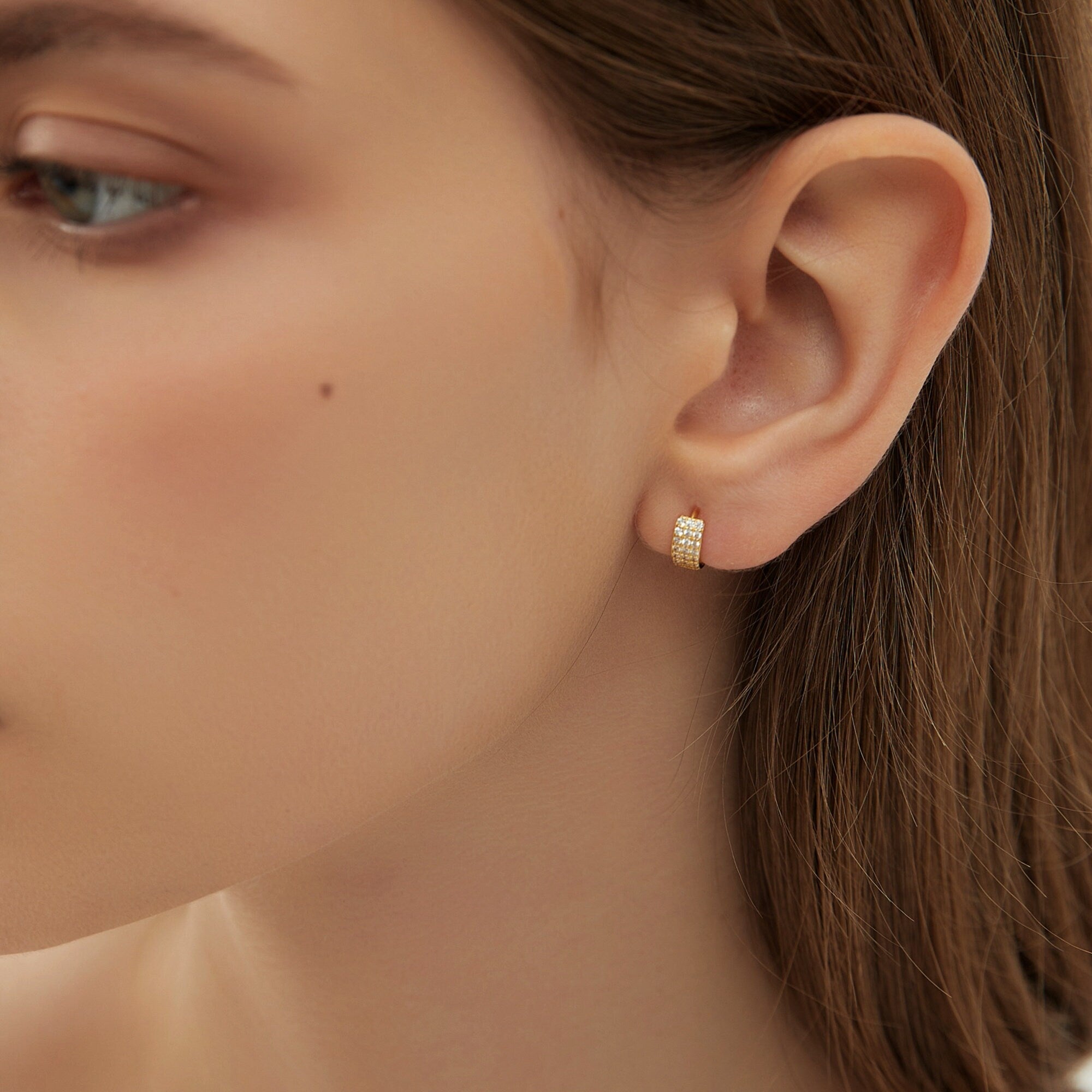 Boucles d’oreilles Huggie Minuscules Trois Rangs de Zircons Plaqué Or et Argent style Bohème