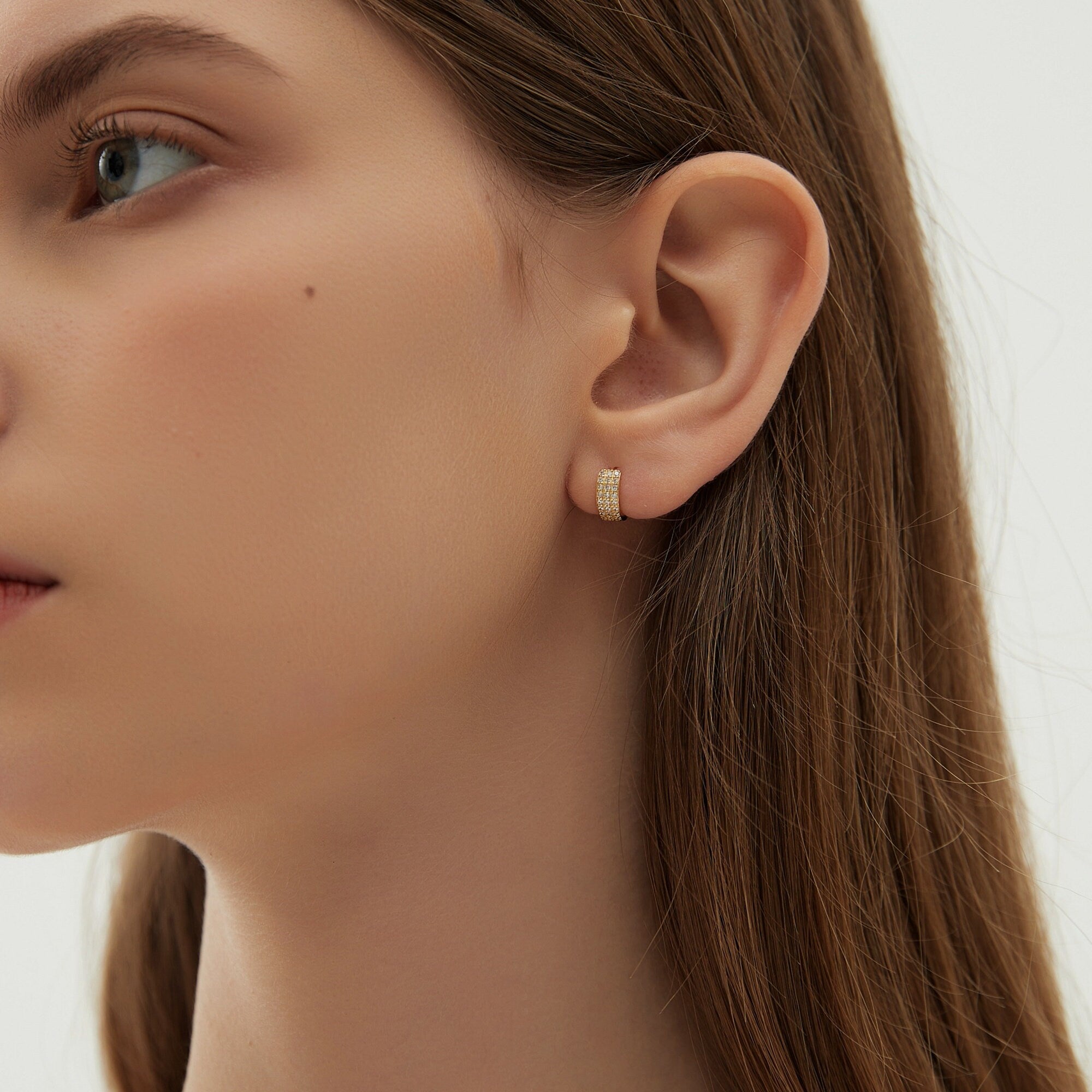 Boucles d’oreilles Huggie Minuscules Trois Rangs de Zircons Plaqué Or et Argent style Bohème