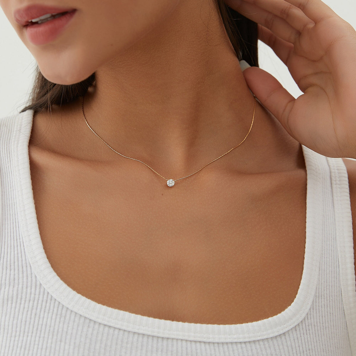 Collier pendentif zircon imitation diamant porté au cou, bijou femme