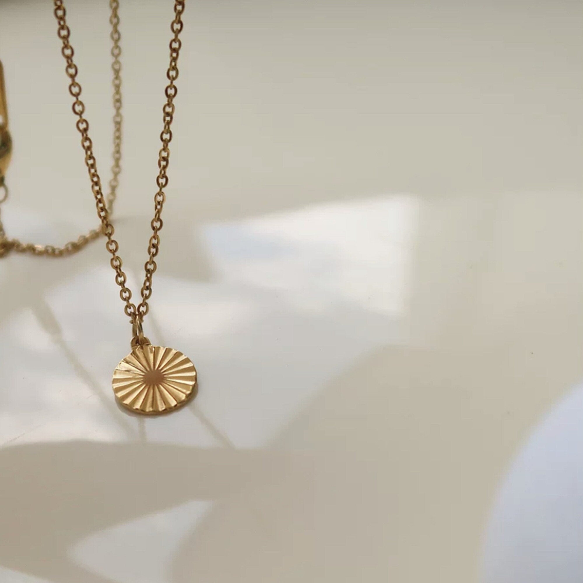 Collier Pendentif Médaillon Rayon de soleil Délicat et Fin Plaqué or Style Bohème, Cadeau pour elle