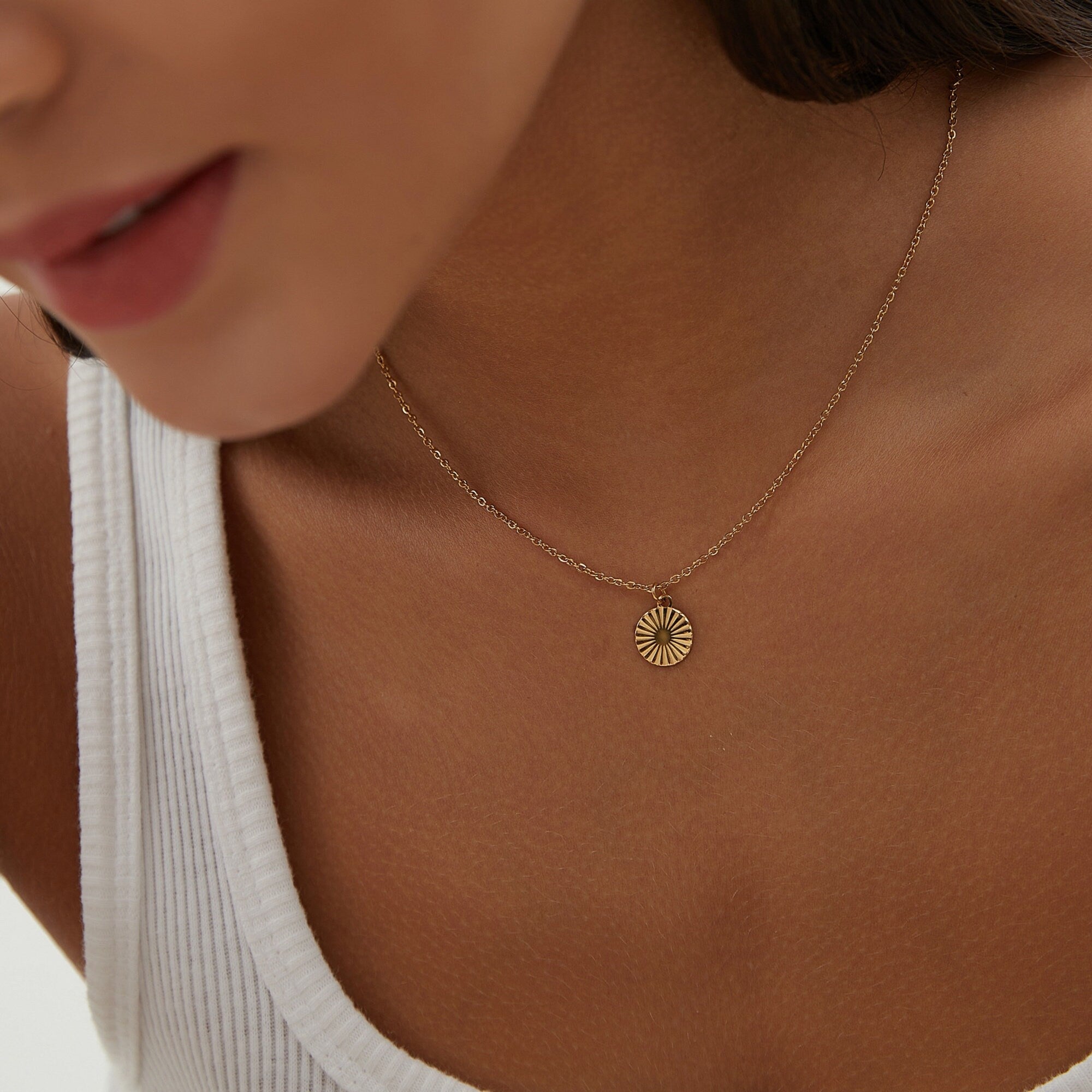 Collier Pendentif Médaillon Rayon de soleil Délicat et Fin Plaqué or Style Bohème, Cadeau pour elle