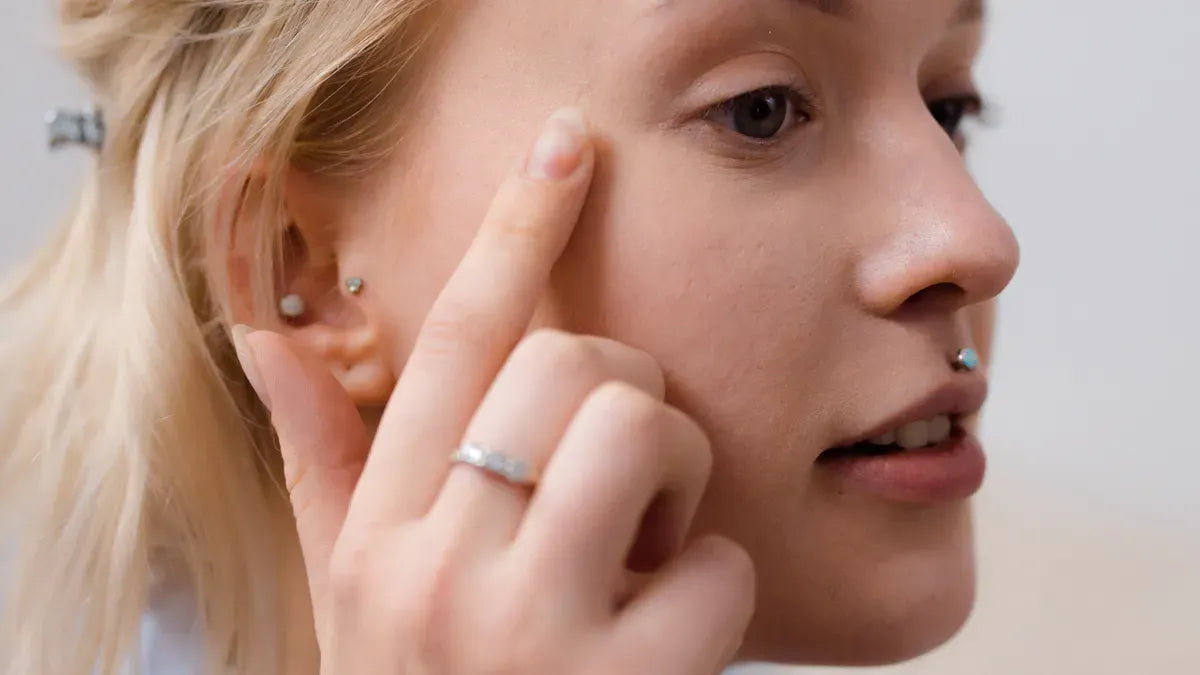 Piercing et maquillage : Les précautions à prendre pour éviter les irritations du visage