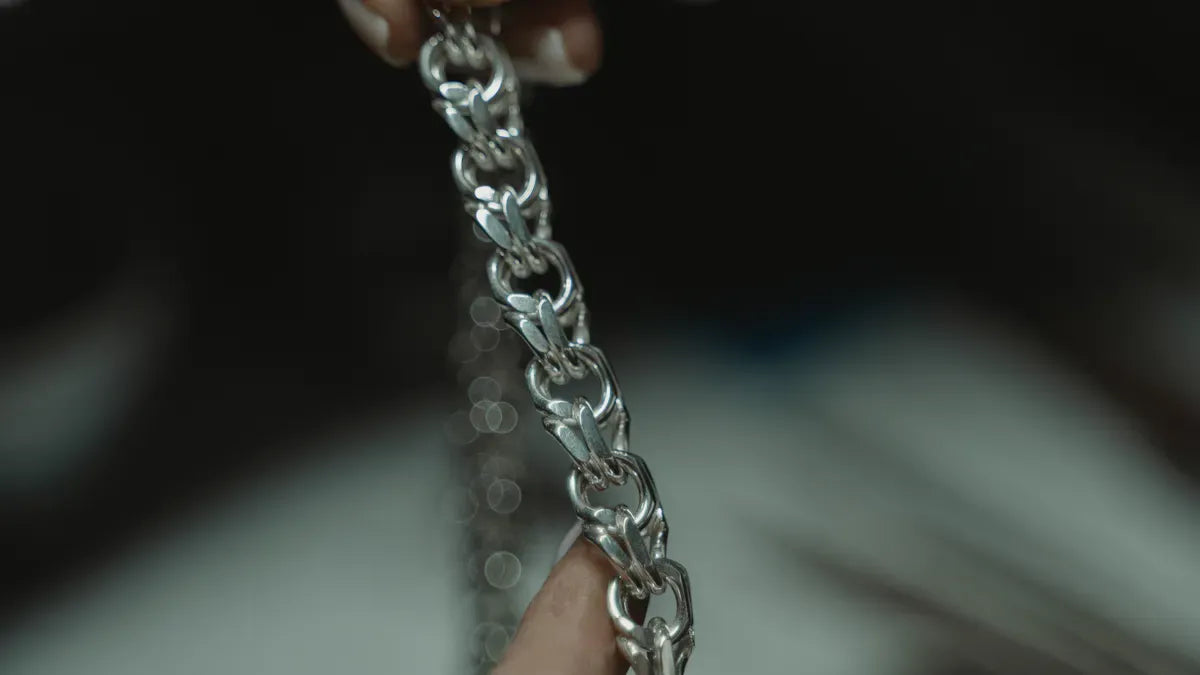 Pourquoi le polissage miroir est essentiel pour une cicatrisation saine des bijoux