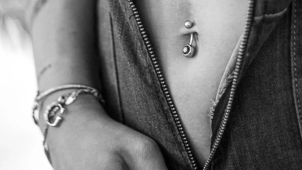 Guide pratique pour gérer son piercing nombril pendant la grossesse