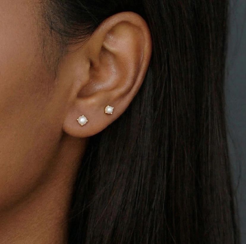 Piercings discrets pour le travail : Comment rester élégante en respectant les codes pros