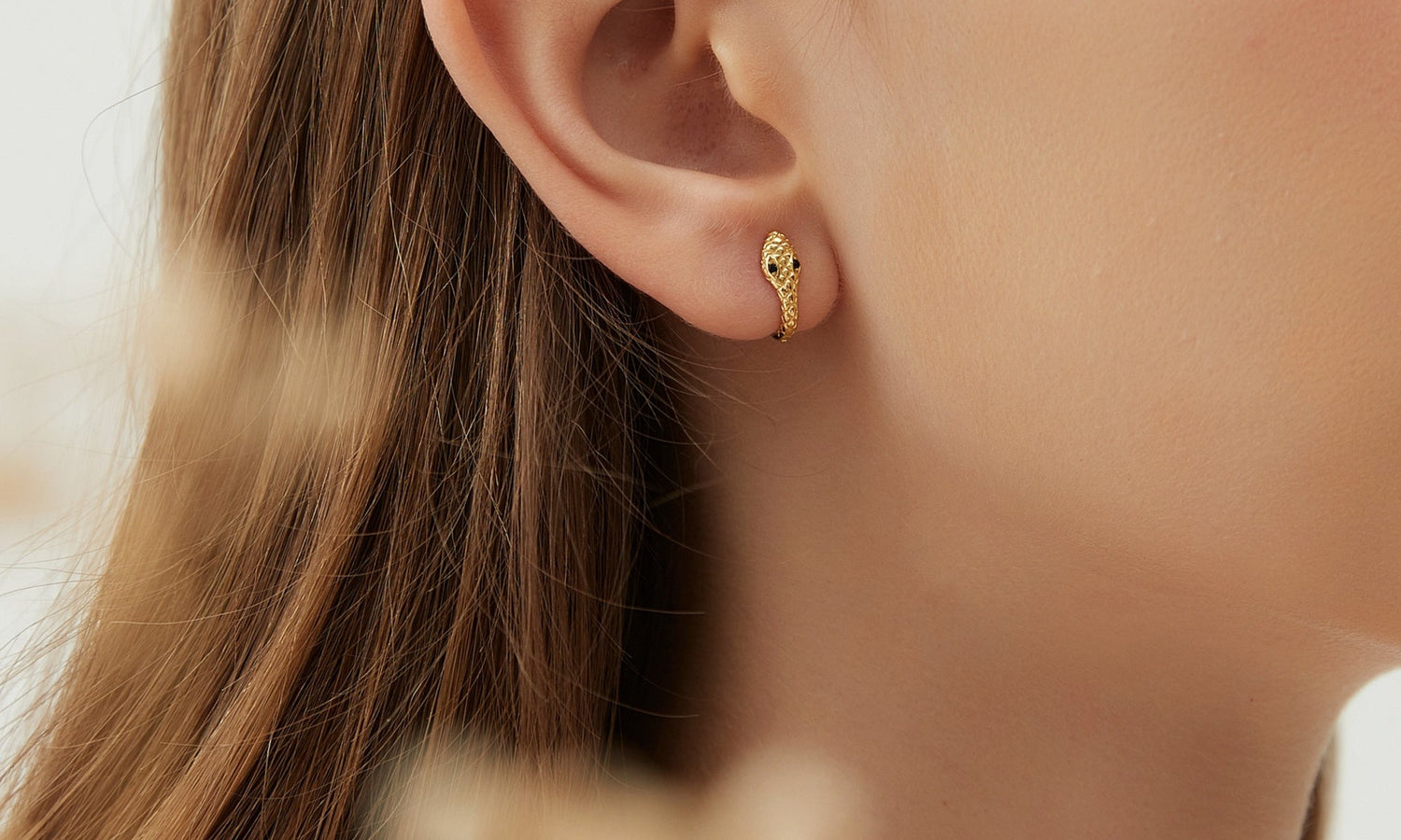 Comment intégrer les mini créoles à votre style quotidien