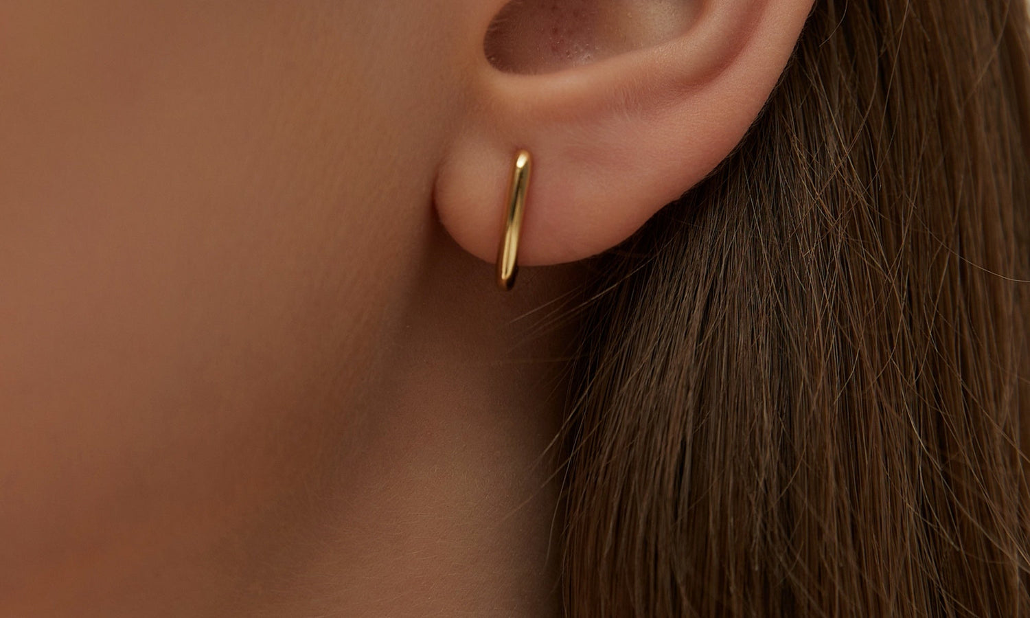 Minimaliste mais stylée : 5 looks avec des mini créoles