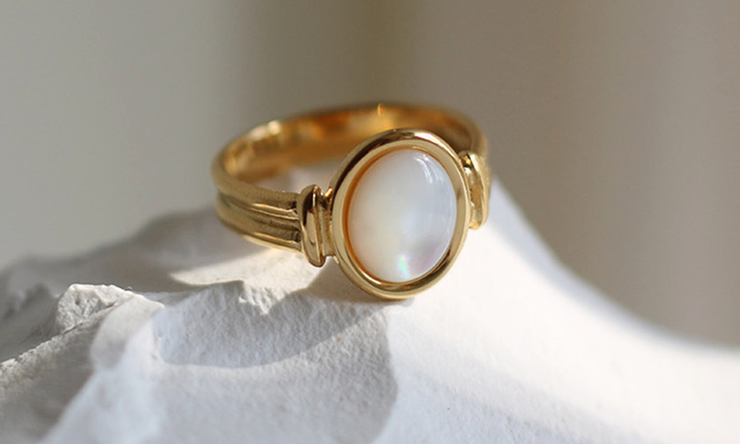 Nacre vs perles : quelles différences pour vos bijoux ?