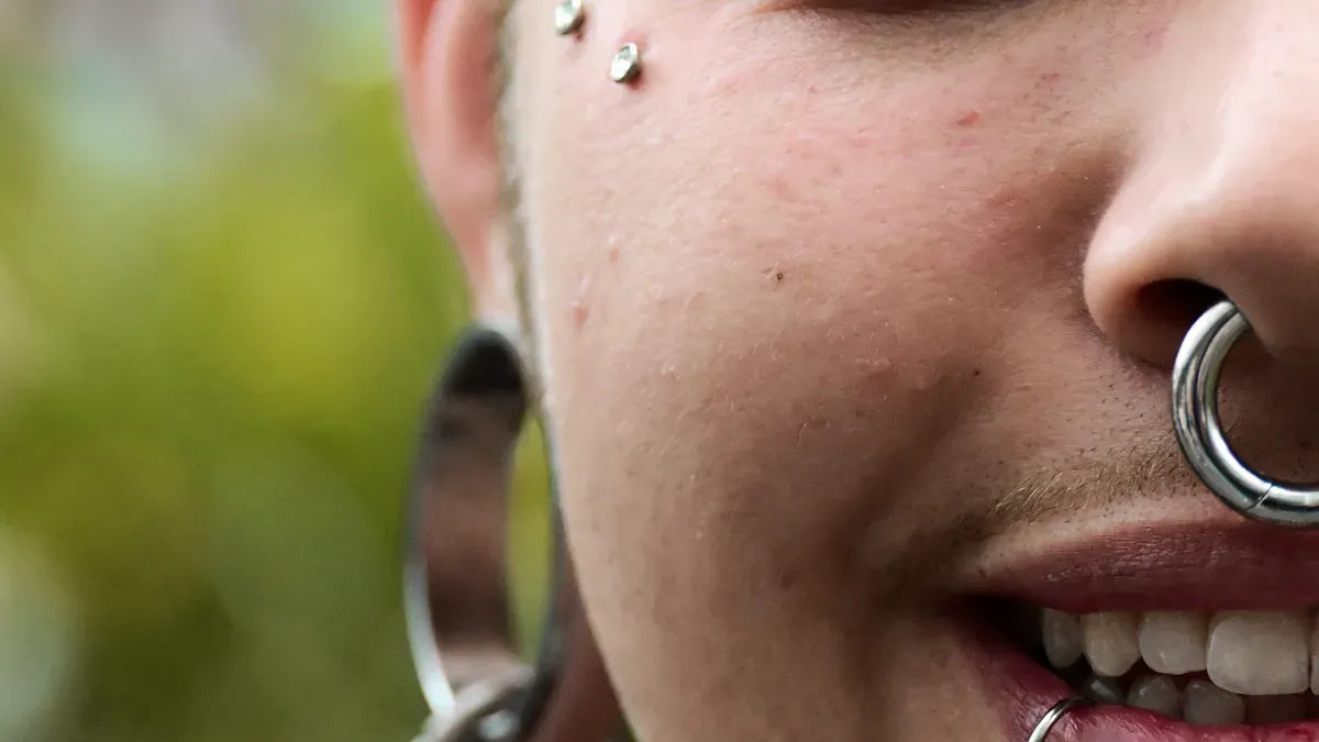 Le piercing Bridge : Tout savoir sur ce perçage de caractère pour affirmer son style