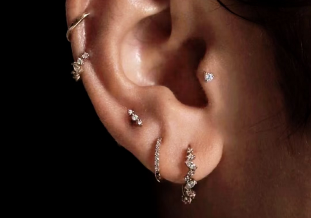 Piercings d'oreille : conseils pour une taille adaptée à chaque emplacement