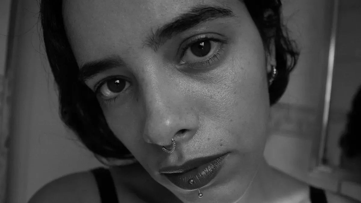 Piercing Labret Vertical vs Labret classique : Lequel choisir pour sublimer vos lèvres ?